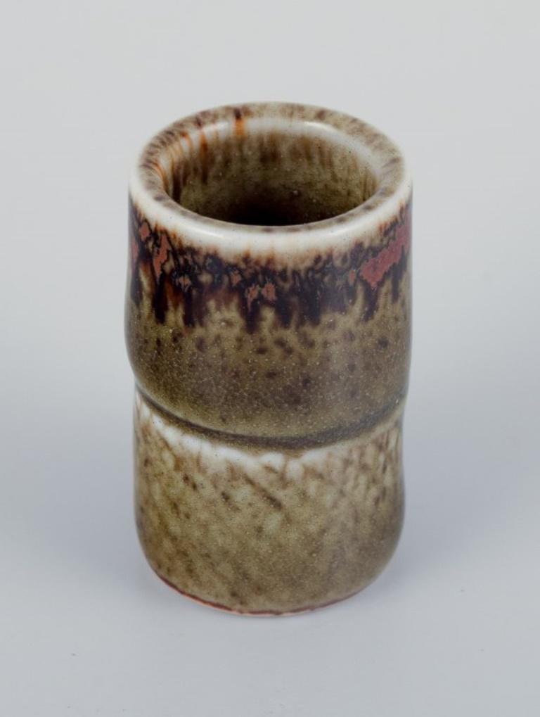 Vernissé Stig Lindberg pour Gustavsberg Studio. Vase miniature à glaçure vert-brun.  en vente