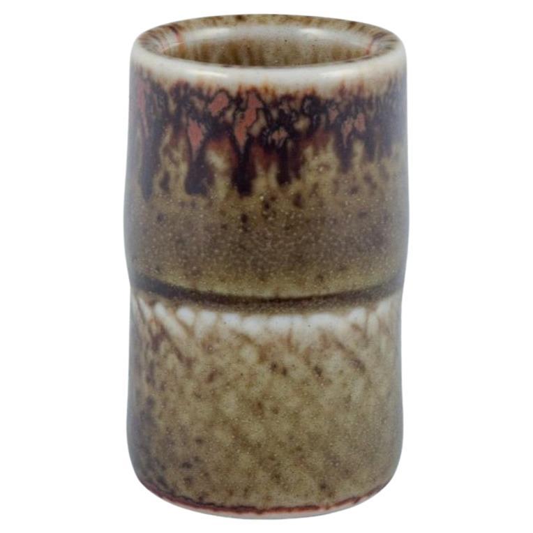 Stig Lindberg für Gustavsberg Studio. Miniature Vase mit grün-brauner Glasur.  im Angebot