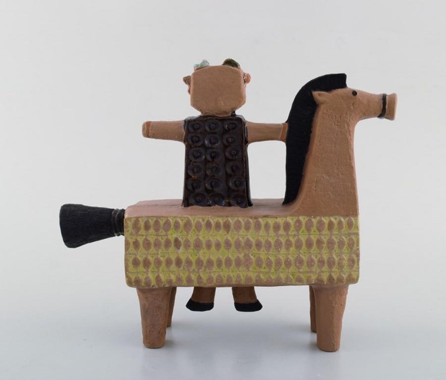 Vernissé Stig Lindberg pour Gustavsberg Studio. Rare figurine en céramique représentant un cheval et une jeune fille en vente
