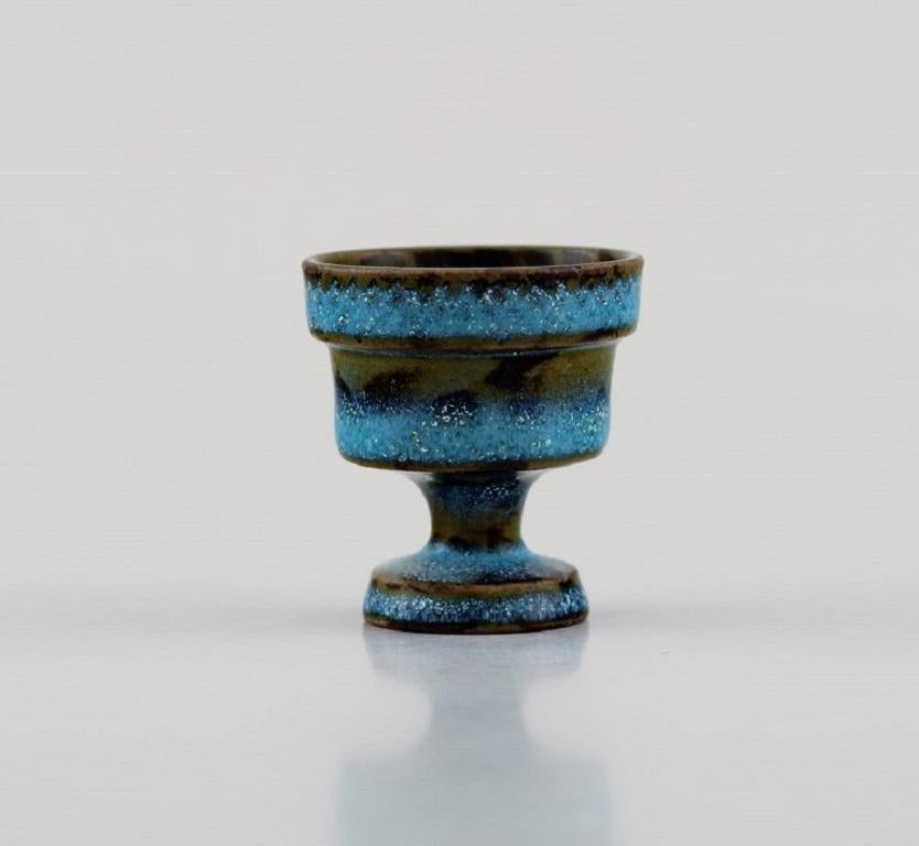 Stig Lindberg for Gustavsberg Studio. Miniature vase in glazed ceramics. Beautiful glaze in shades of blue. 1960s.
Measures: 30 x 28 mm.
In excellent condition.
Signed.