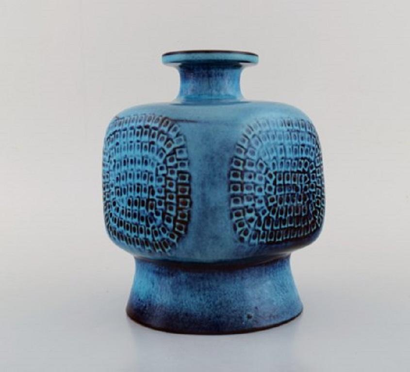 Stig Lindberg for Gustavsberg Studiohand. Vase in glazed ceramics. Beautiful glaze in turquoise shades. Mid-20th century.
Measures: 18 x 14 cm.
Stamped.
In very good condition.

    