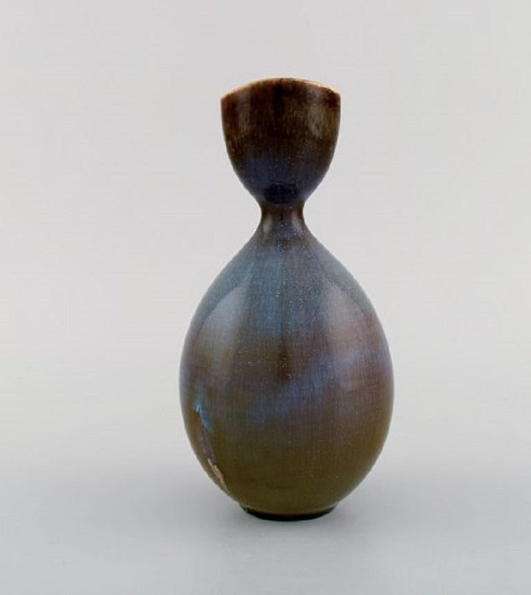 Stig Lindberg for Gustavsberg Studiohand. Vase in glazed ceramics. Beautiful glaze in blue and brown shades. Rare form, mid-20th century.
Measures: 18.5 x 9.5 cm.
Stamped.
In good condition.