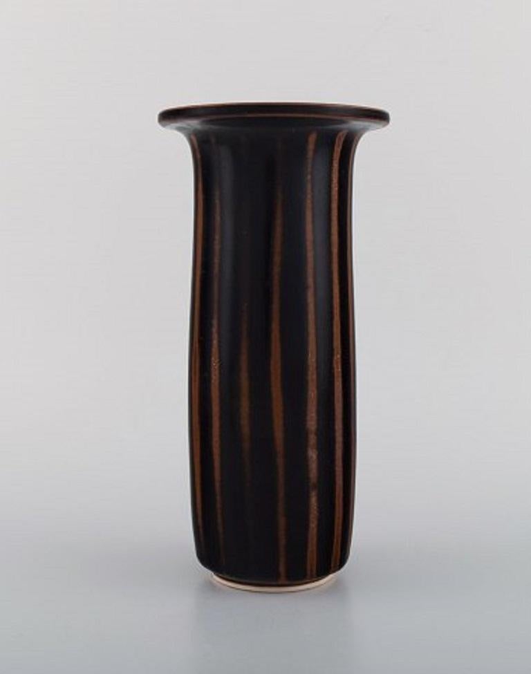 Stig Lindberg for Gustavsberg Studio. Vase in glazed ceramics. 
Beautiful glaze in brown shades with striped design. Mid-20th century.
Measures: 22 x 11 cm.
Stamped.
In excellent condition.