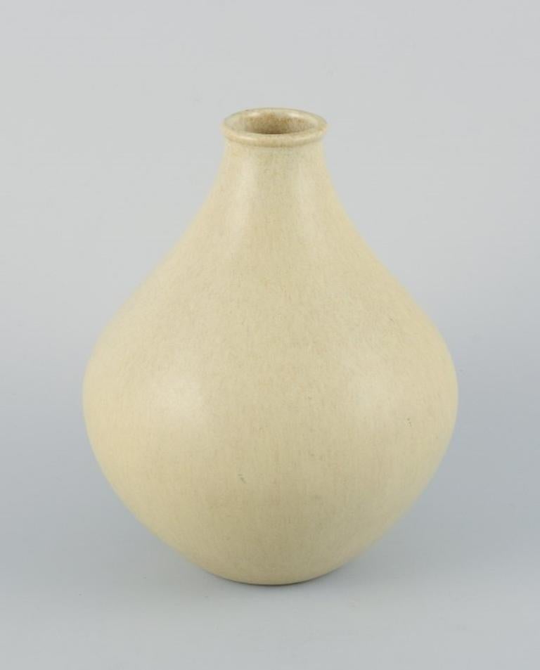 Stig Lindberg pour Gustavsberg, Suède.
Vase en céramique à glaçure sableuse.
Depuis les années 1960.
Indistinctement marqué.
En parfait état.
Dimensions : H 17,5 cm x P 12,5 cm : H 17,5 cm x D 12,5 cm.
