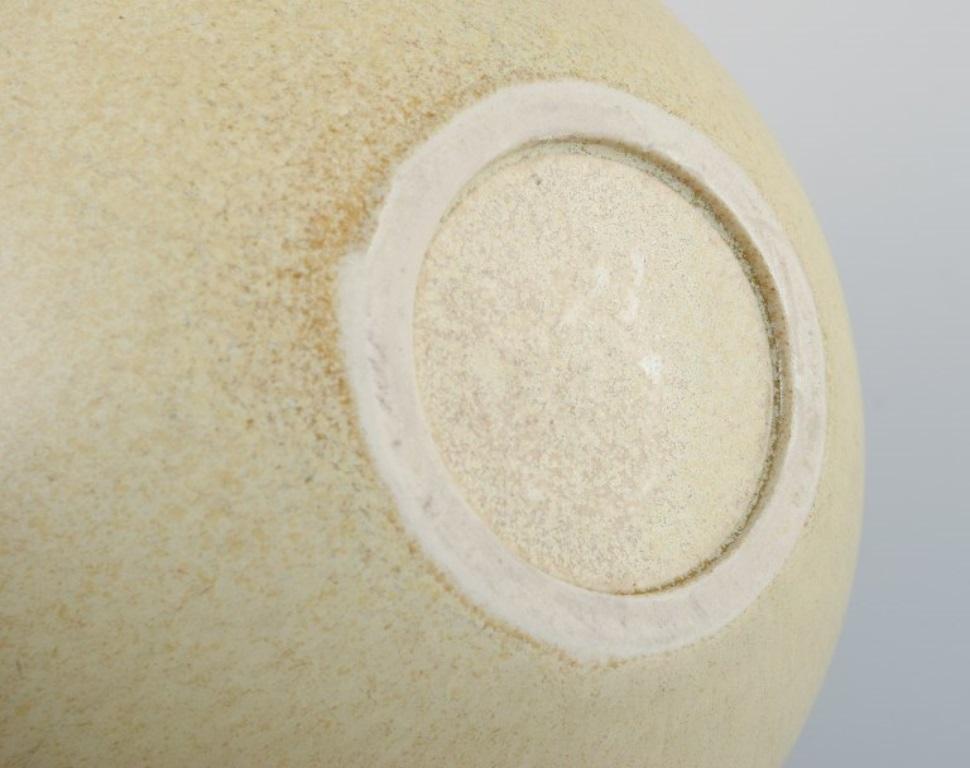 Stig Lindberg pour Gustavsberg, Suède. Vase en céramique à glaçure sableuse.  Excellent état - En vente à Copenhagen, DK