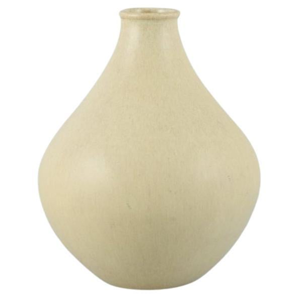 Stig Lindberg für Gustavsberg, Schweden. Keramische Vase mit sandfarbener Glasur. 