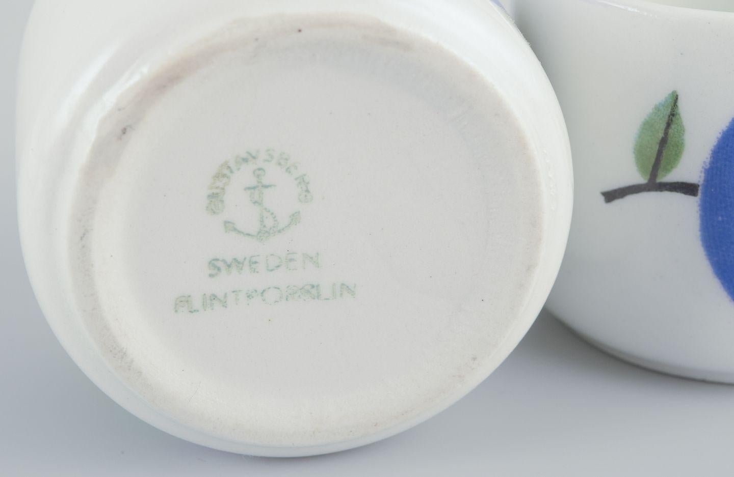 Glazed Stig Lindberg for Gustavsberg. Three ‘Pynta’ egg cups and small tray, 1960s For Sale