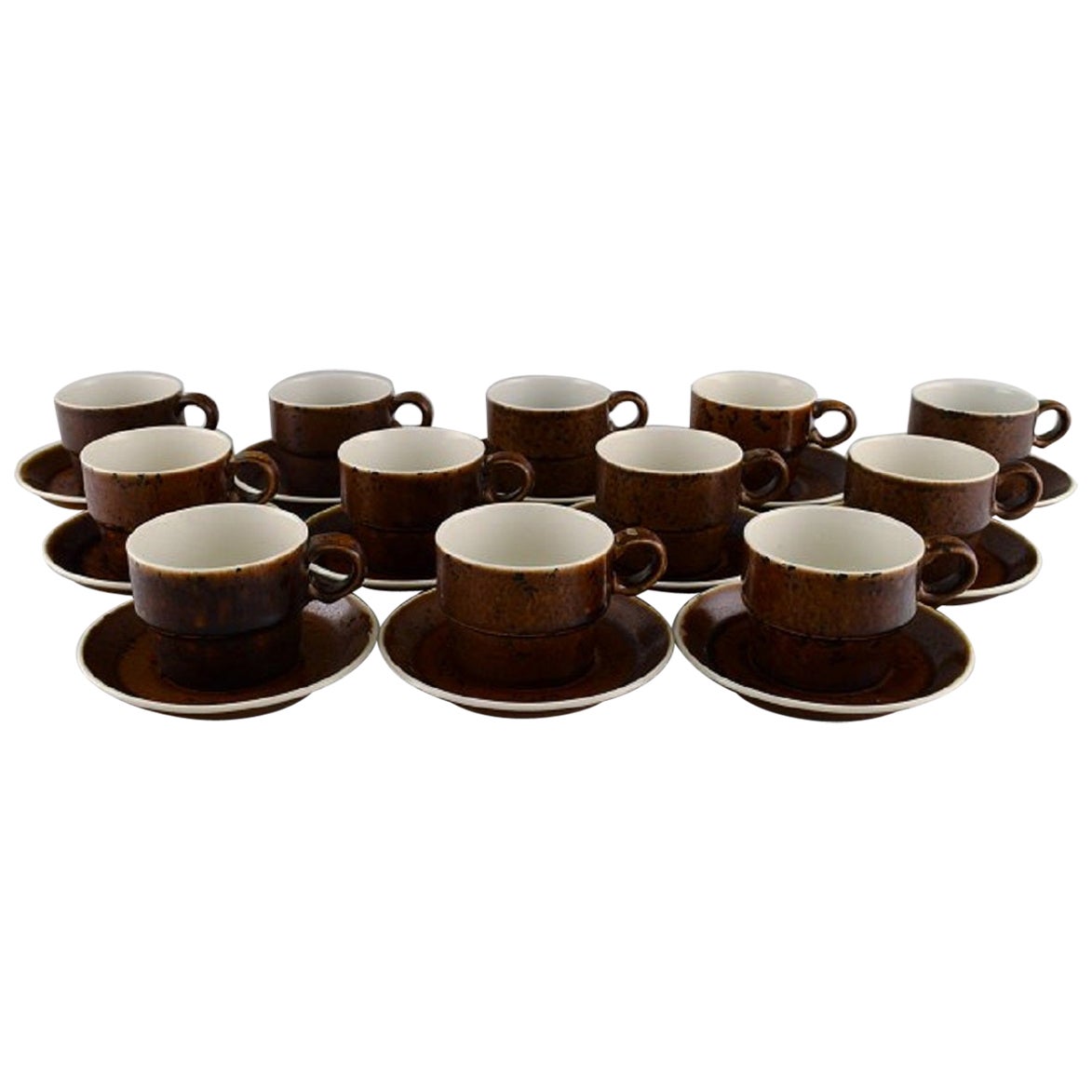 Stig Lindberg per Gustavsberg, Dodici tazze da caffè Coq con piattini in stoneware