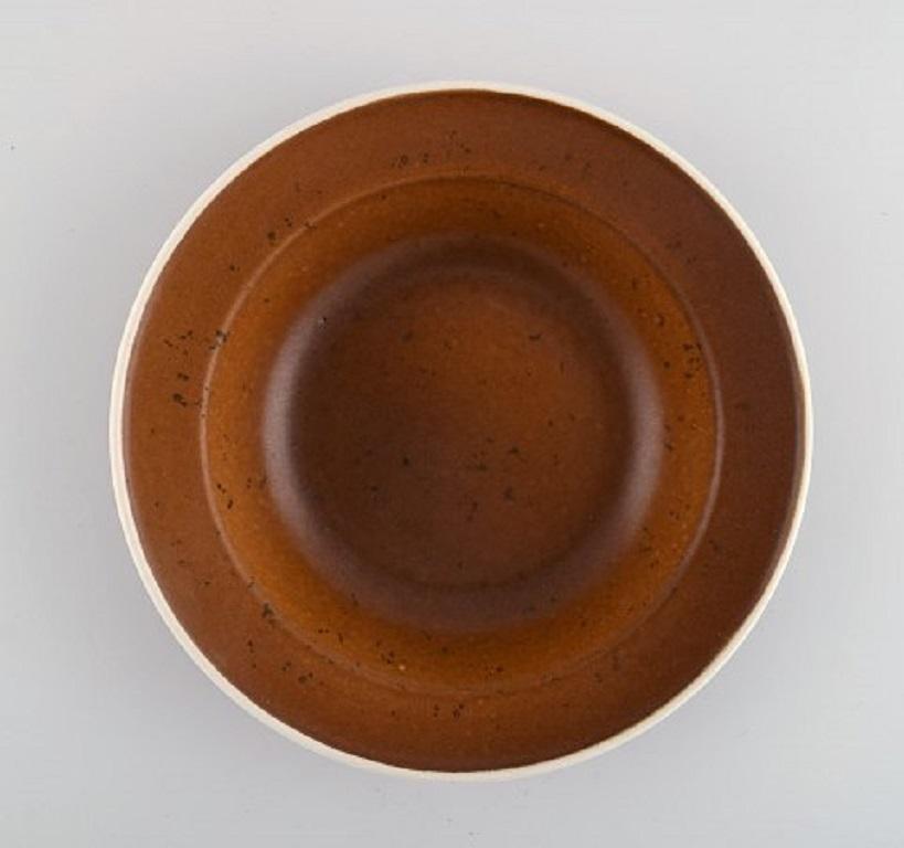 Stig Lindberg for Gustavsberg. Twelve Coq deep plates. Beautiful glaze in brown shades. Swedish design, 1960s.
Measures: 20 x 4 cm.
In excellent condition.
Stamped.
