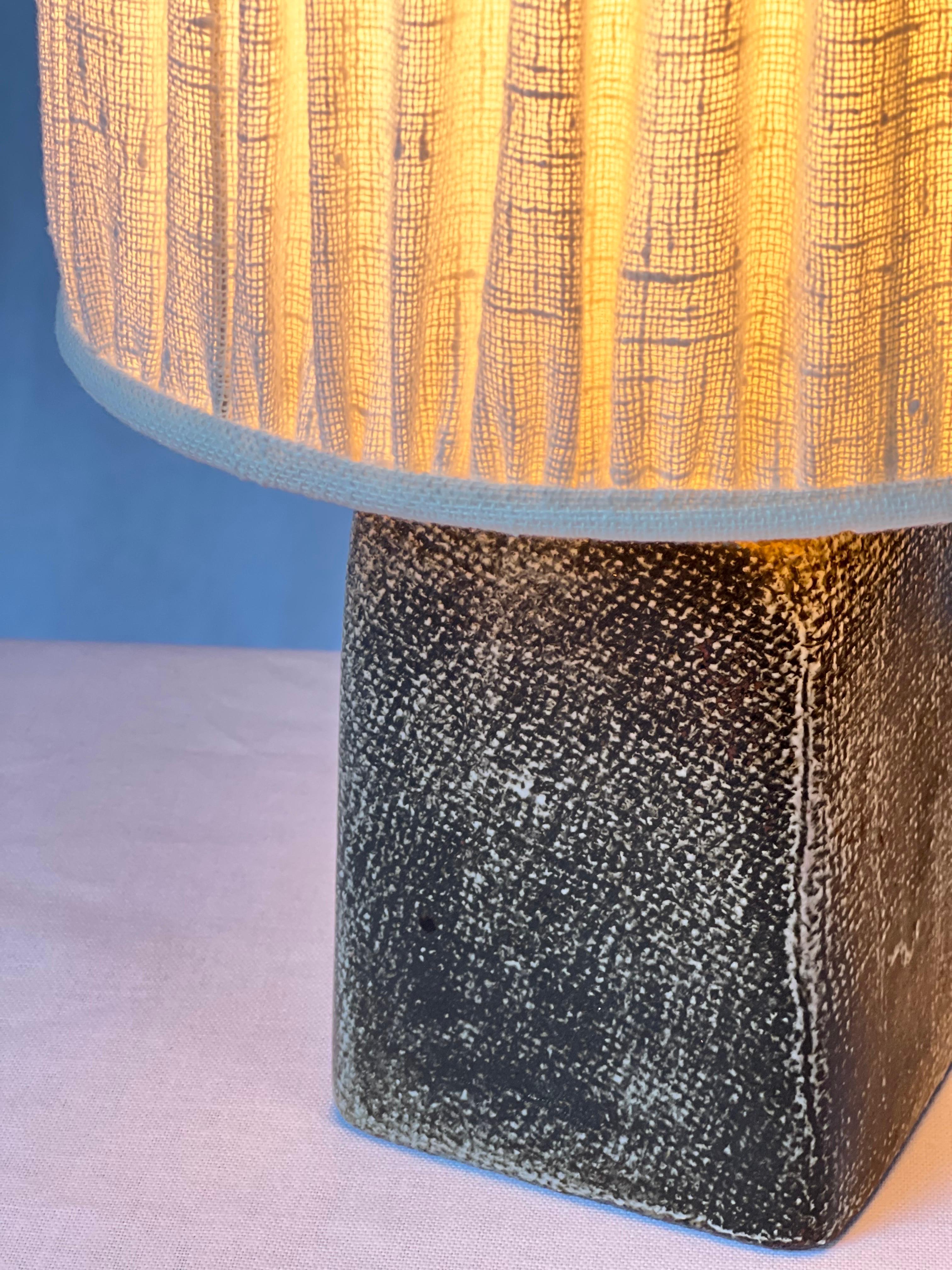 Il s'agit d'une lampe de table unique fabriquée à la main avec une belle finition grise texturée. Il s'agit d'une véritable lampe et non d'un vase transformé ultérieurement. Vous pouvez voir l'émail autour du trou du câble sur la photo de détail.