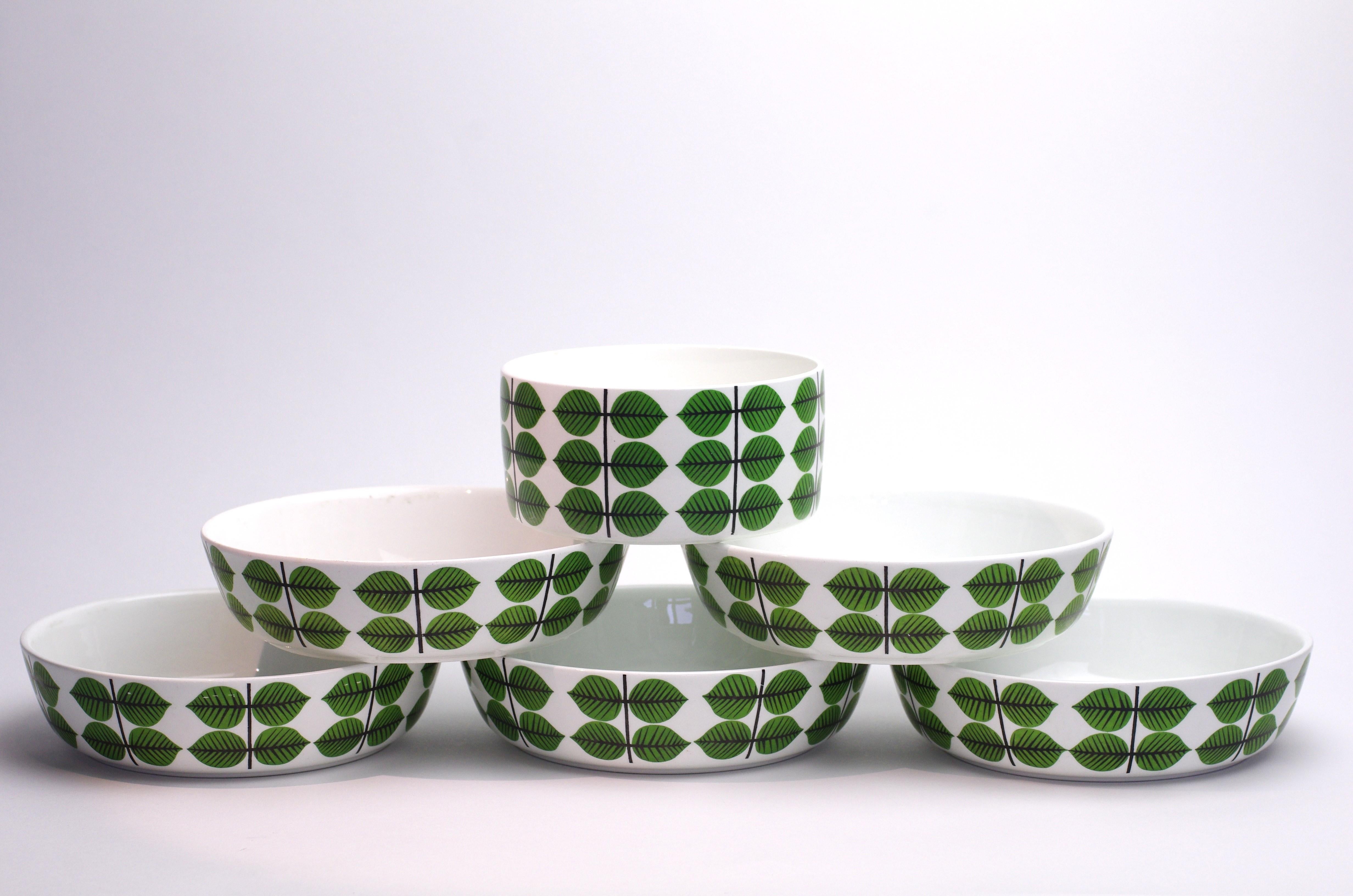 Description du produit :
La série Bersa est sans doute la série de porcelaine la plus célèbre de Scandinavie. La série Bersa associe un ensemble de vaisselle en porcelaine de haute qualité aux formes excellentes à un design graphique extrêmement