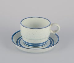 Stig Lindberg, Gustavsberg. Quattro tazze e piattini da caffè "Darte" e zuccheriera