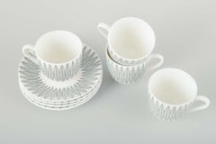 Stig Lindberg, Gustavsberg. Quatre tasses en faïence avec soucoupe. Motif "Salix" gris