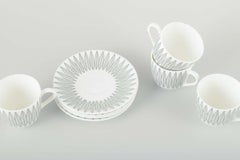 Stig Lindberg, Gustavsberg. Quatre tasses en faïence avec soucoupe. Motif "Salix" gris