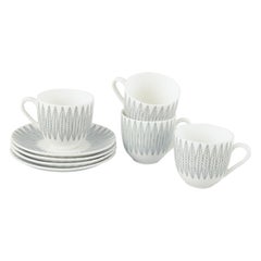 Stig Lindberg, Gustavsberg. Quatre tasses en faïence avec soucoupe. Motif "Salix" gris