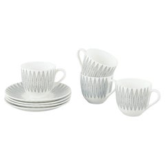 Stig Lindberg, Gustavsberg. Quatre tasses en faïence avec soucoupe. Motif "Salix" gris