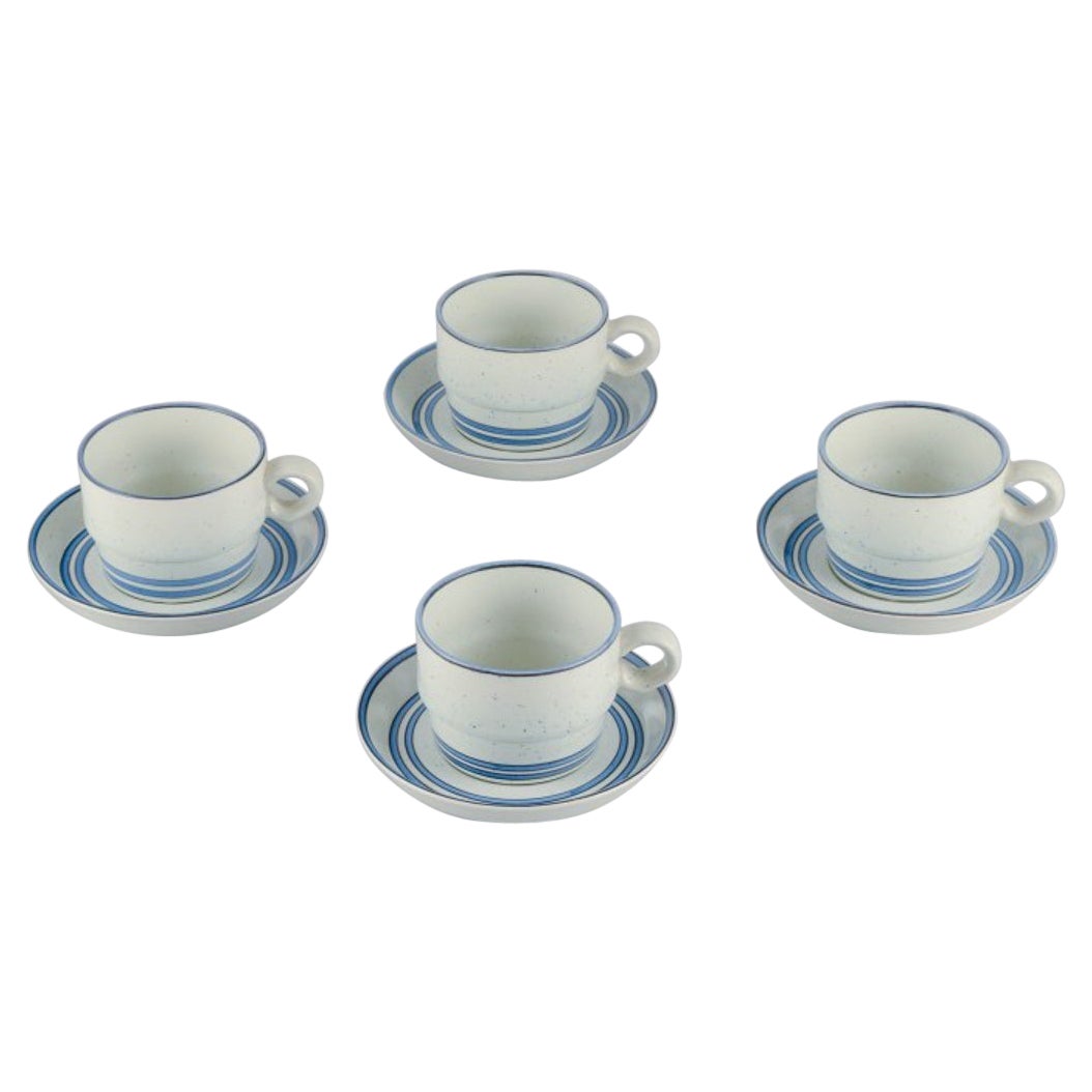 Stig Lindberg, Gustavsberg. Set di quattro tazze e piattini da caffè "Darte" in gres