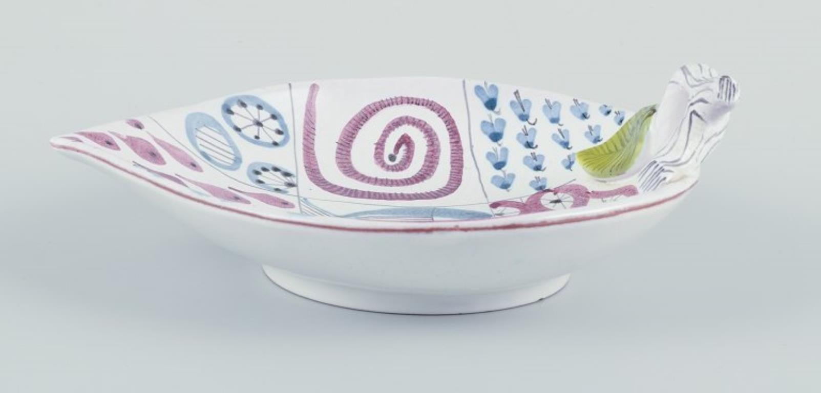 Svedese Stig Lindberg, Gustavsberg Studio. Ciotola con manico a forma di foglia in terracotta. in vendita