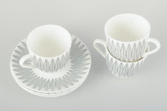 Stig Lindberg, Gustavsberg. Trois tasses en faïence avec soucoupe. Motif "Salix" gris