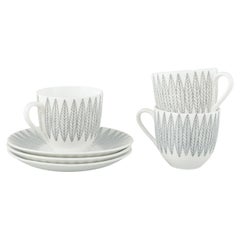 Stig Lindberg, Gustavsberg. Trois tasses en faïence avec soucoupe. Motif "Salix" gris