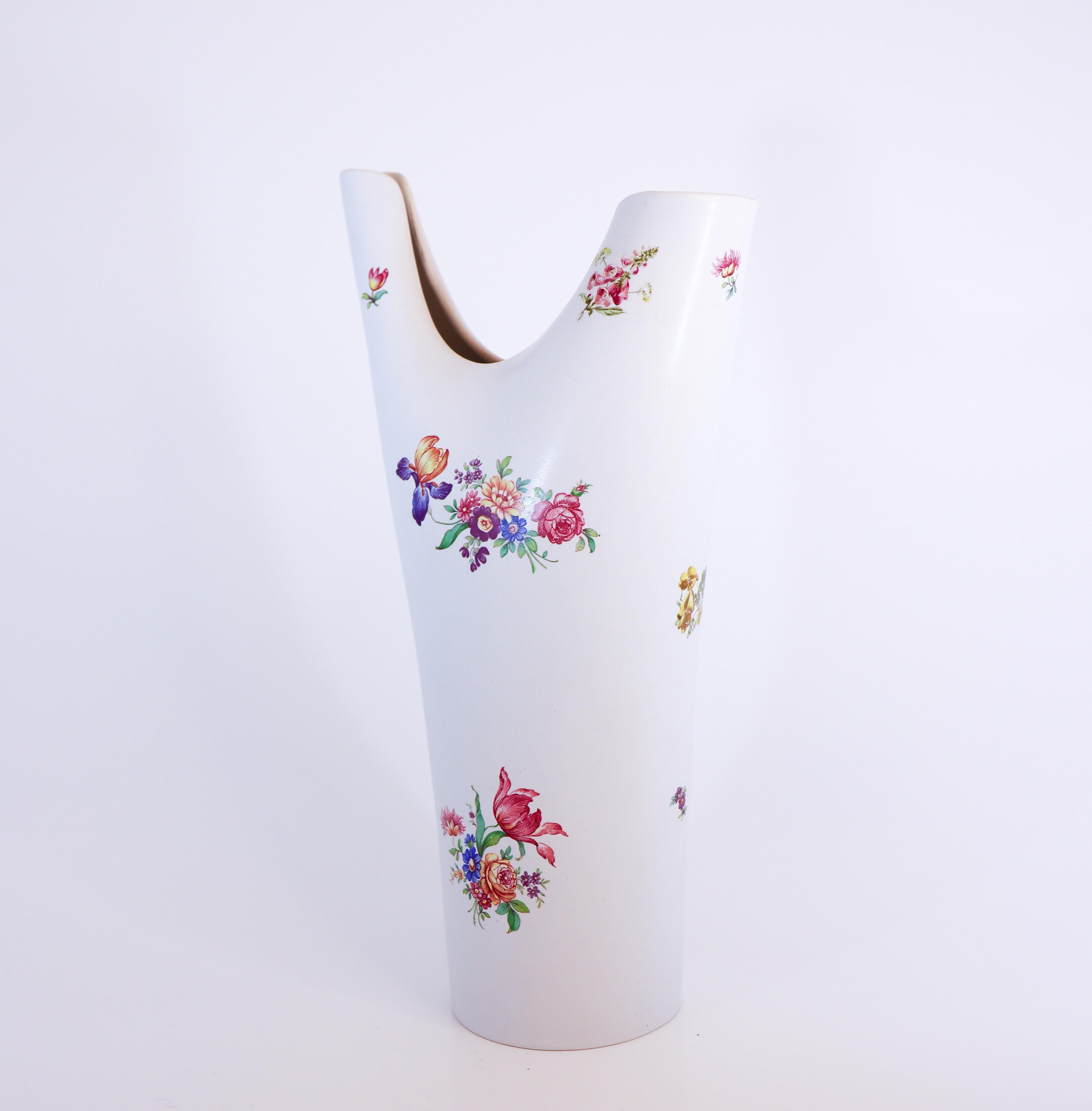 Un delizioso vaso Veckla con un motivo cromatico di fiori disegnato da Stig Lindberg a Gustavsberg. Il vaso è alto 27.5 cm ed è in ottime condizioni, a parte qualche piccolo graffio. 

Stig Lindberg è uno dei designer più conosciuti in Svezia. Nel