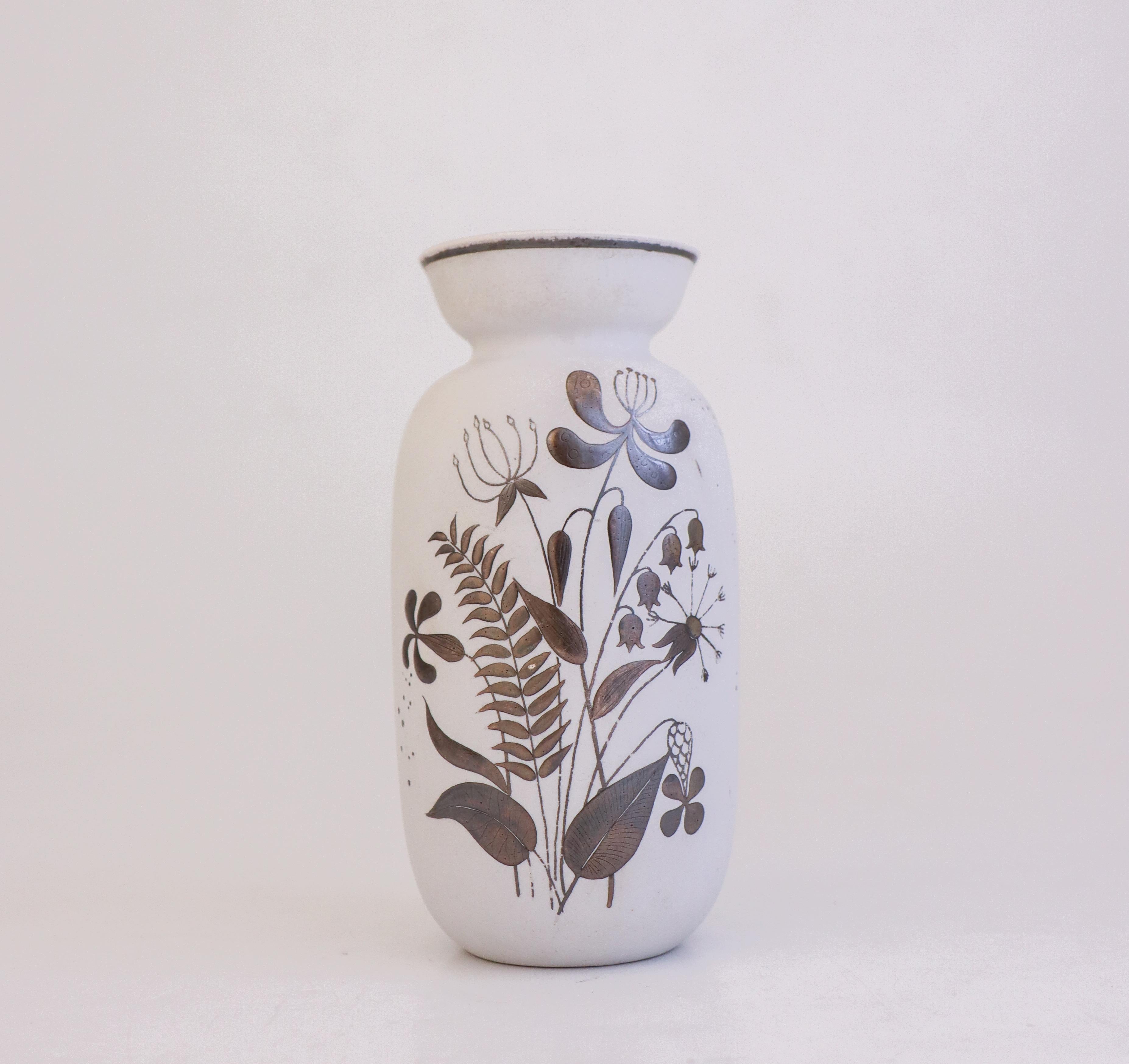 Scandinavian Modern Stig Lindberg - Gustavsberg - White ceramic Vase - Grazia Flower decor in silver