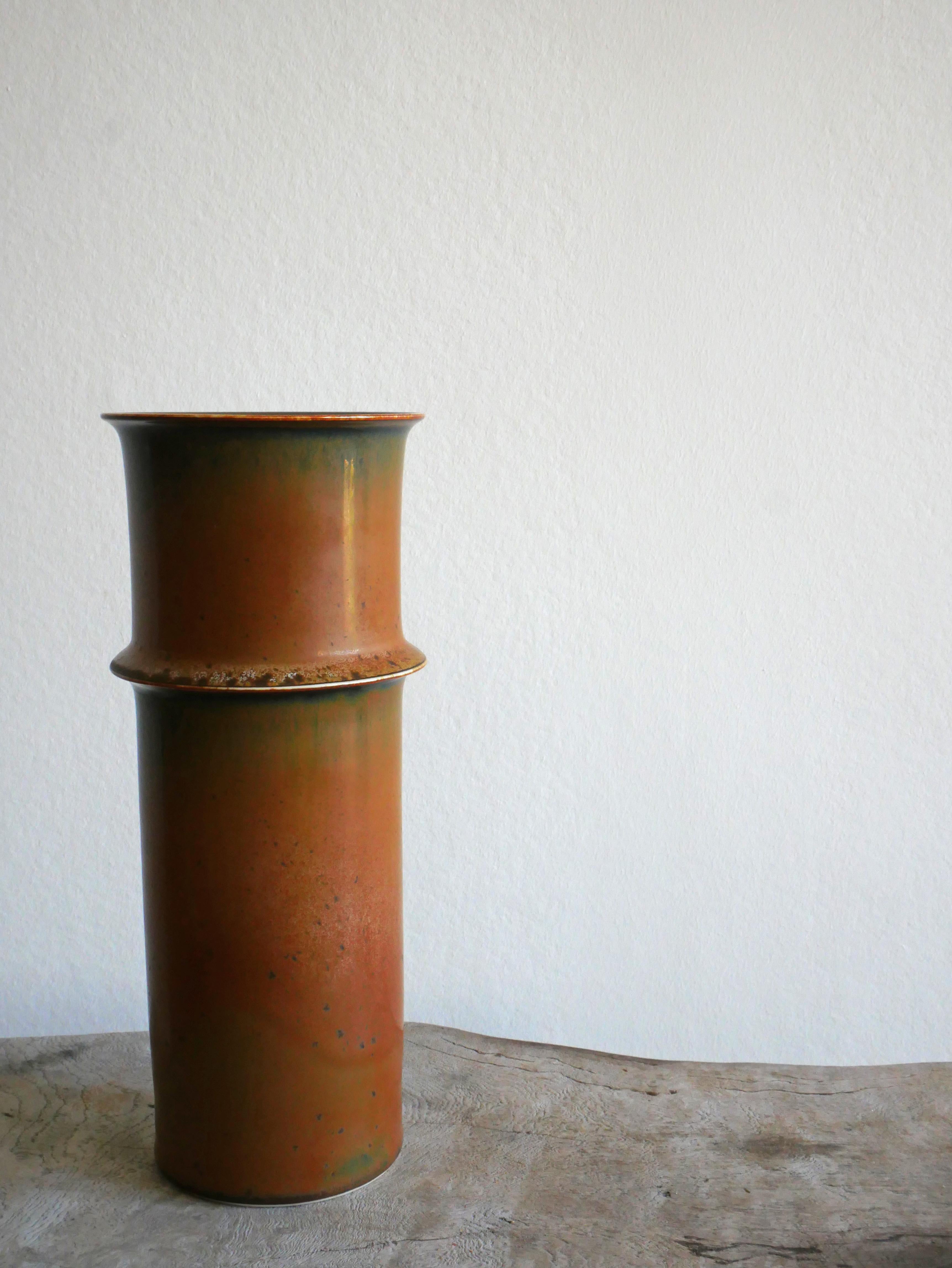 Magnifique vase en émail multicolore brun/vert/bleu.
 
Conçue par Stig Lindberg à Gustavsberg, années 1950
Hauteur : 22 cm
Diamètre : 9 cm

En très bon état.