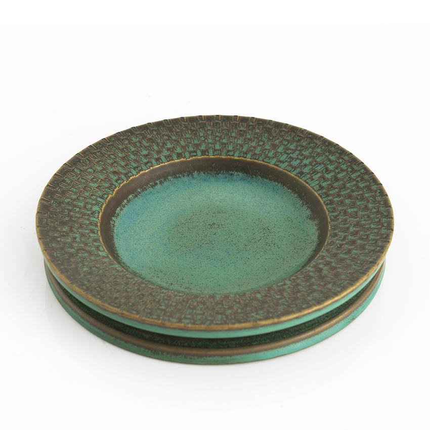 Stig Lindberg hand thrown dish with with a highly textured surface rim in a beautiful green glaze. Made at Gustavsberg, Sweden, circa 1970. Sighed on bottom.

Diameter: 7.75” height: “2.