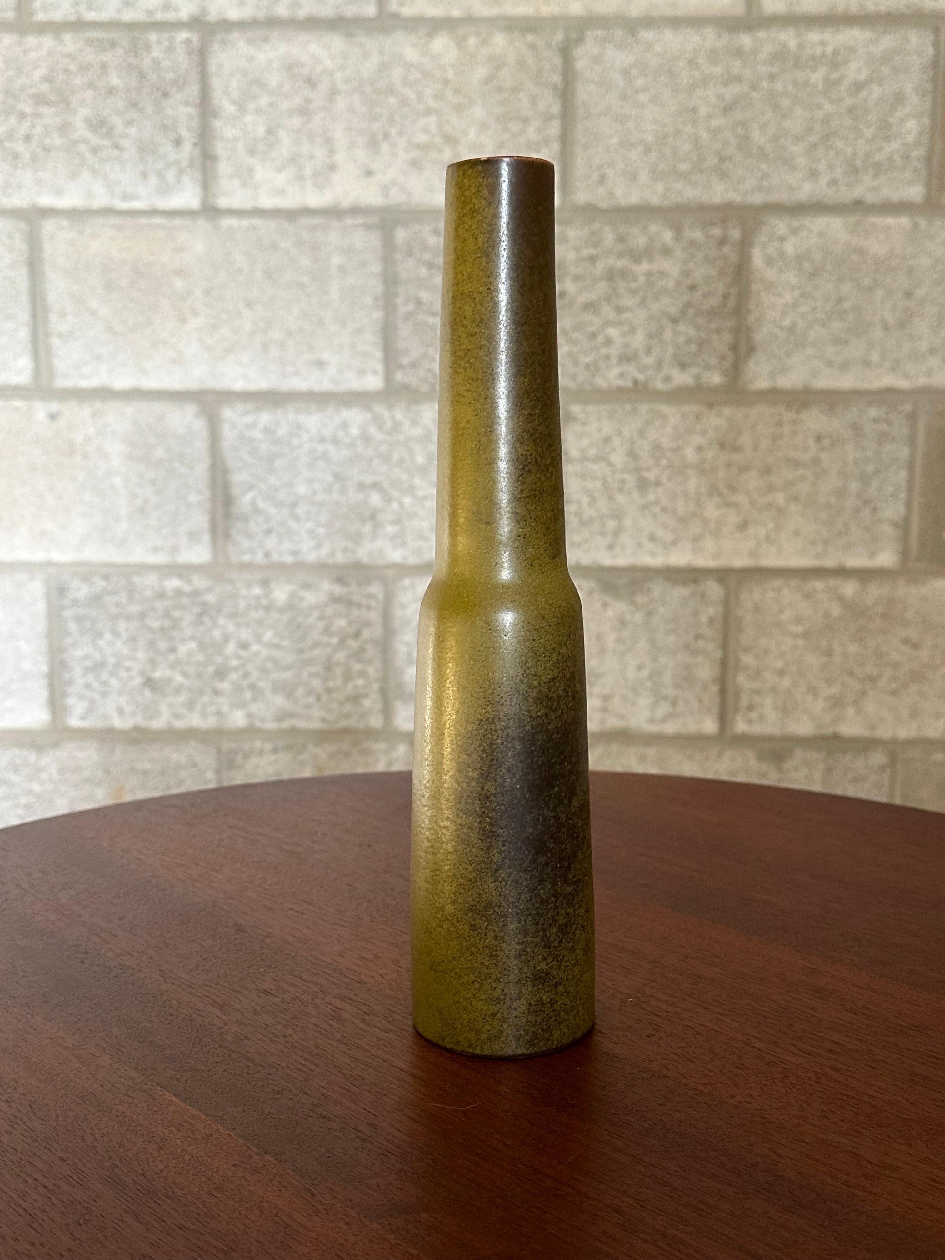 A large stoneware vase designed by Stig Lindberg for his studio. Really unique size and color. With a yellow that has an overspray like styling. Well proportioned vase. 