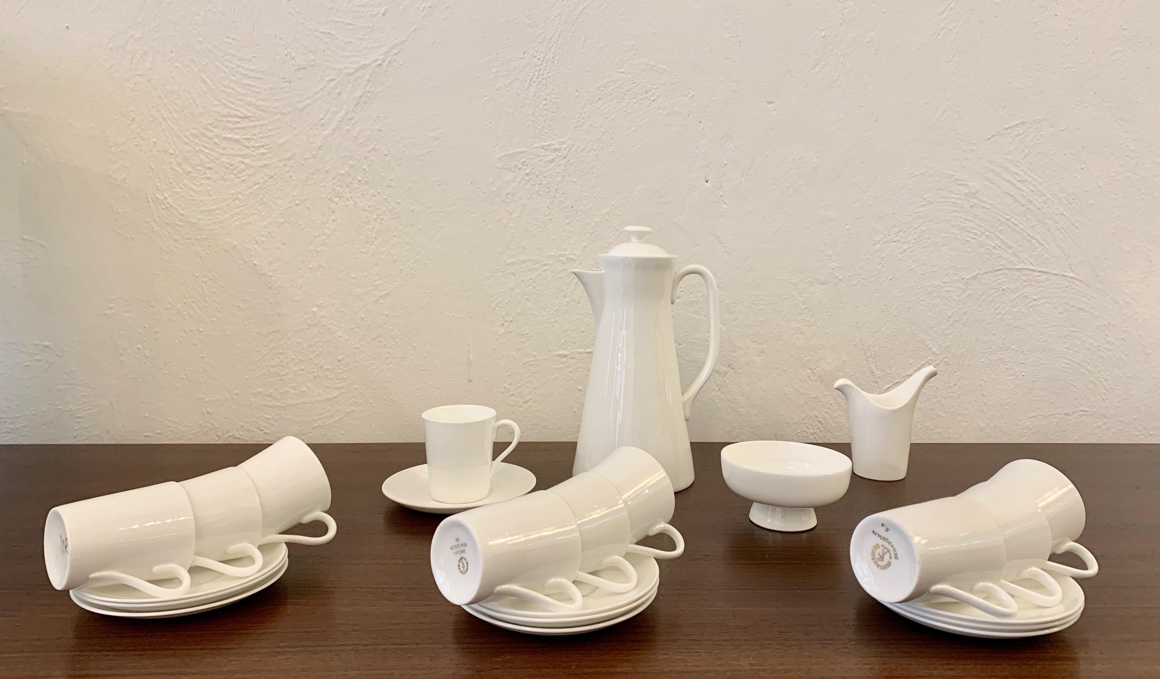 One of the finest refined early 1949, modernism mocha / espresso services 'SA' by Swedish renowned designer Stig Lindberg (1916-1982) in beautiful plain Bone China made by Gustavsberg, Sweden.
Serves 10, all pieces signed and in perfect