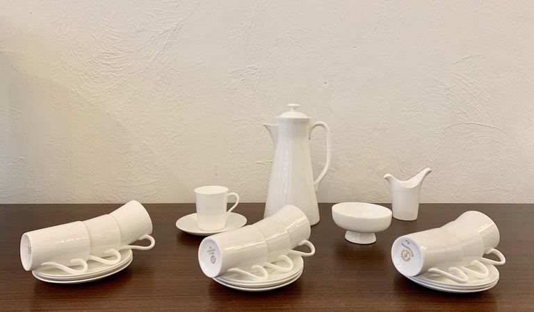 One of the finest refined early 1949, modernism mocha / espresso services 'SA' by Swedish renowned designer Stig Lindberg (1916-1982) in beautiful plain Bone China made by Gustavsberg, Sweden.
Serves 10, all pieces signed and in perfect