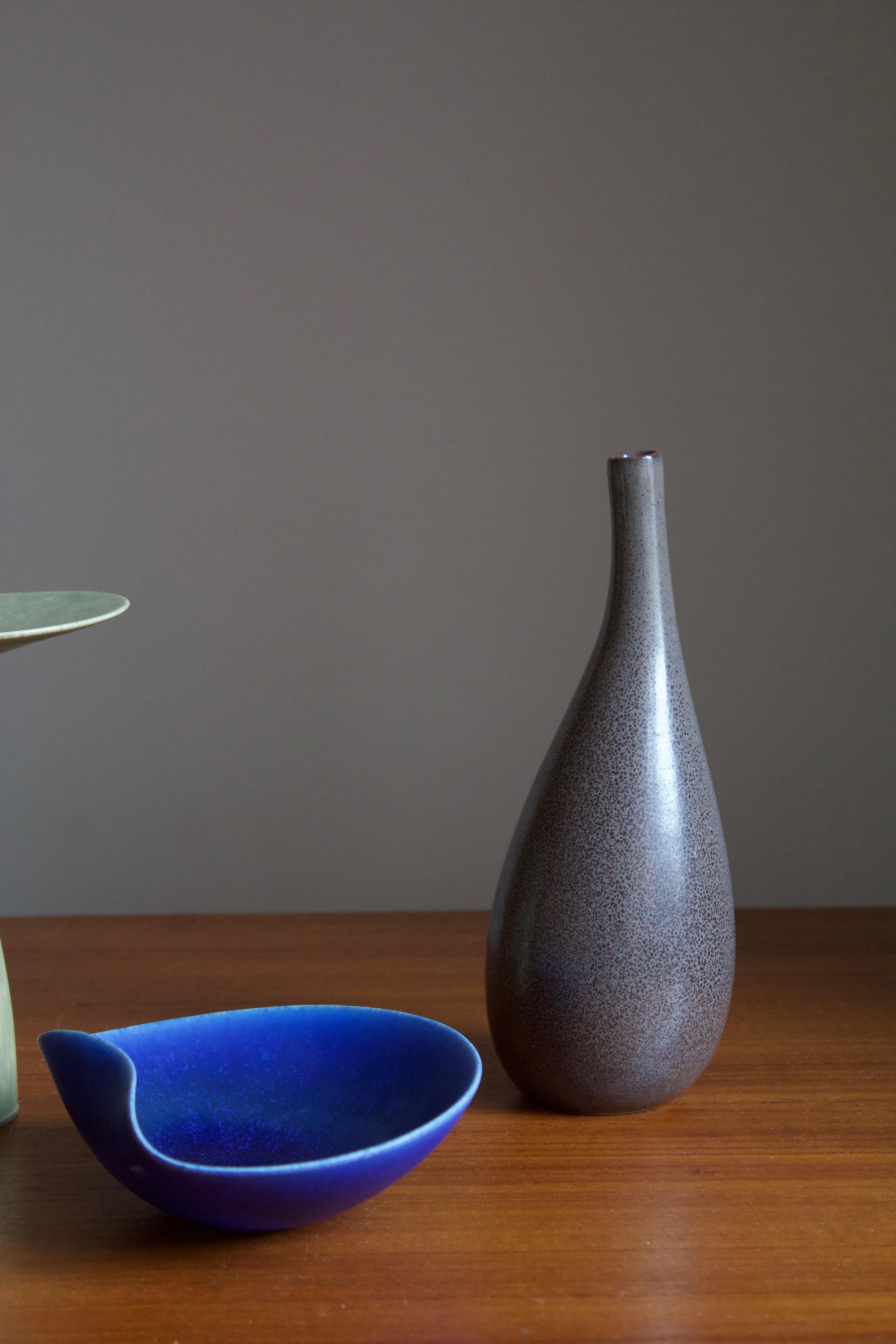 Mid-Century Modern Stig Lindberg, Organic Vases & Bowl, Glazed Stoneware, Gustavsberg, Sweden 1950s