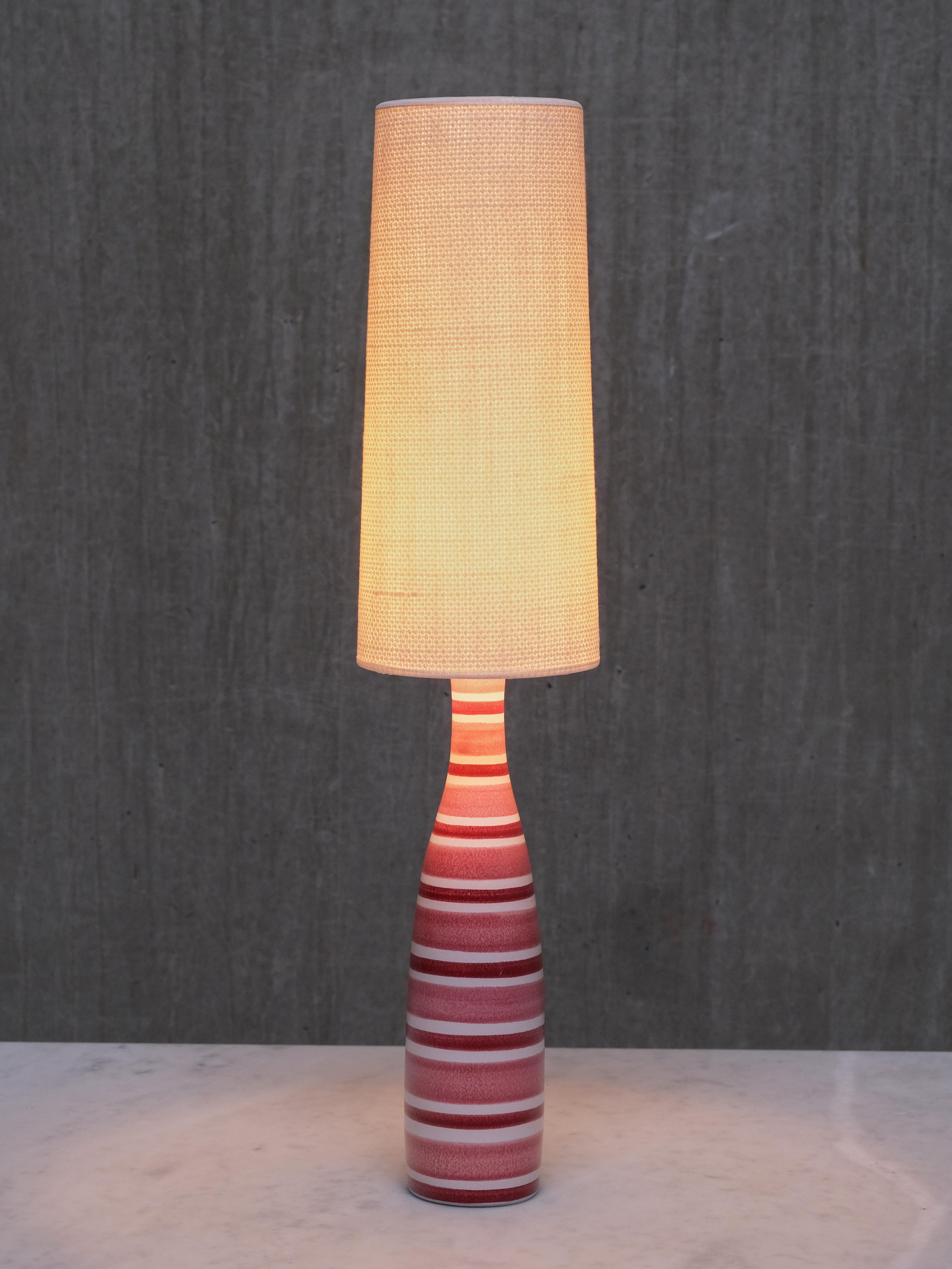 Scandinavo moderno Lampada da tavolo in maiolica a strisce rosa e rosse di Stig Lindberg, Gustavsberg, Svezia, anni '50 in vendita