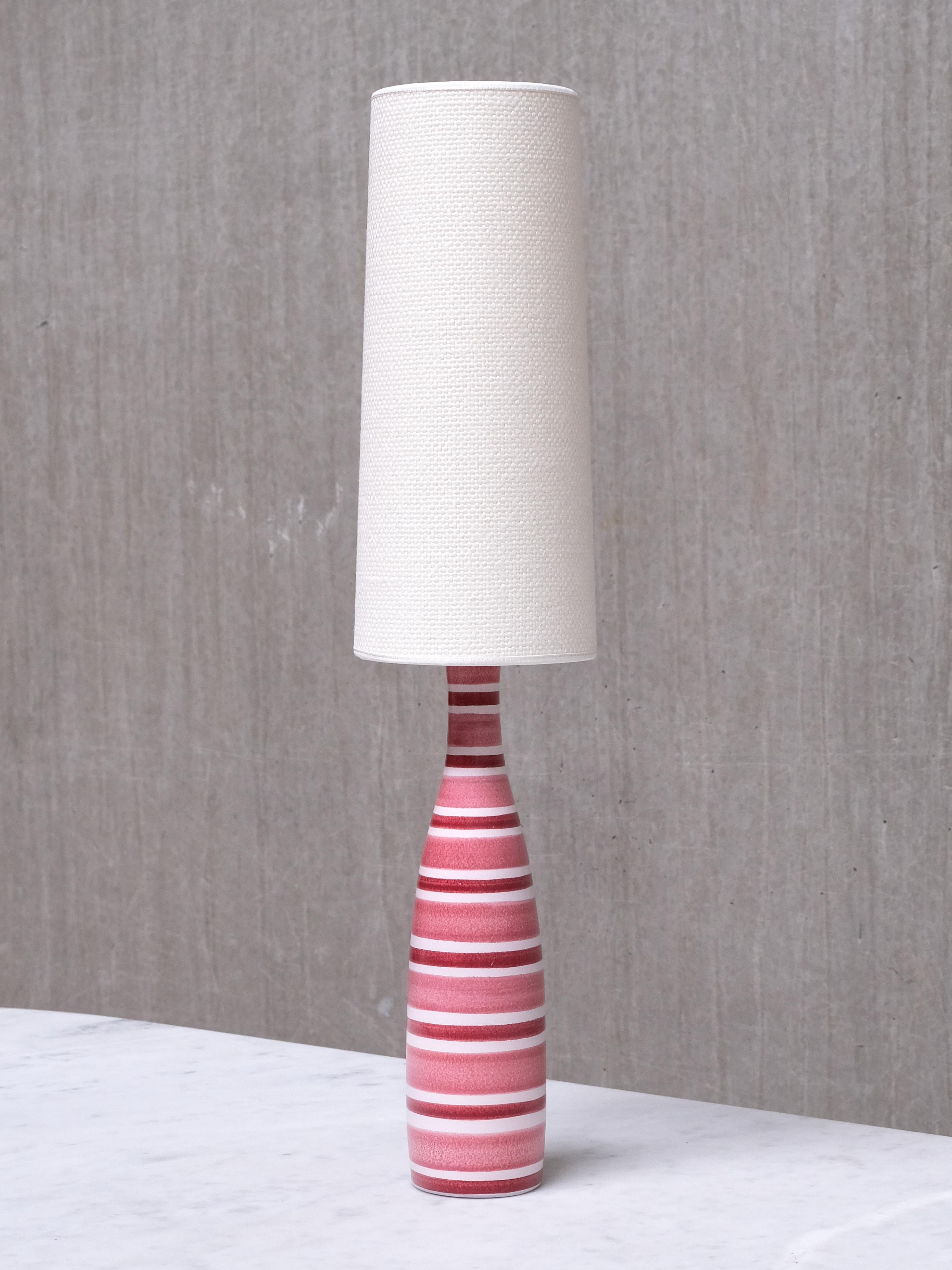Svedese Lampada da tavolo in maiolica a strisce rosa e rosse di Stig Lindberg, Gustavsberg, Svezia, anni '50 in vendita