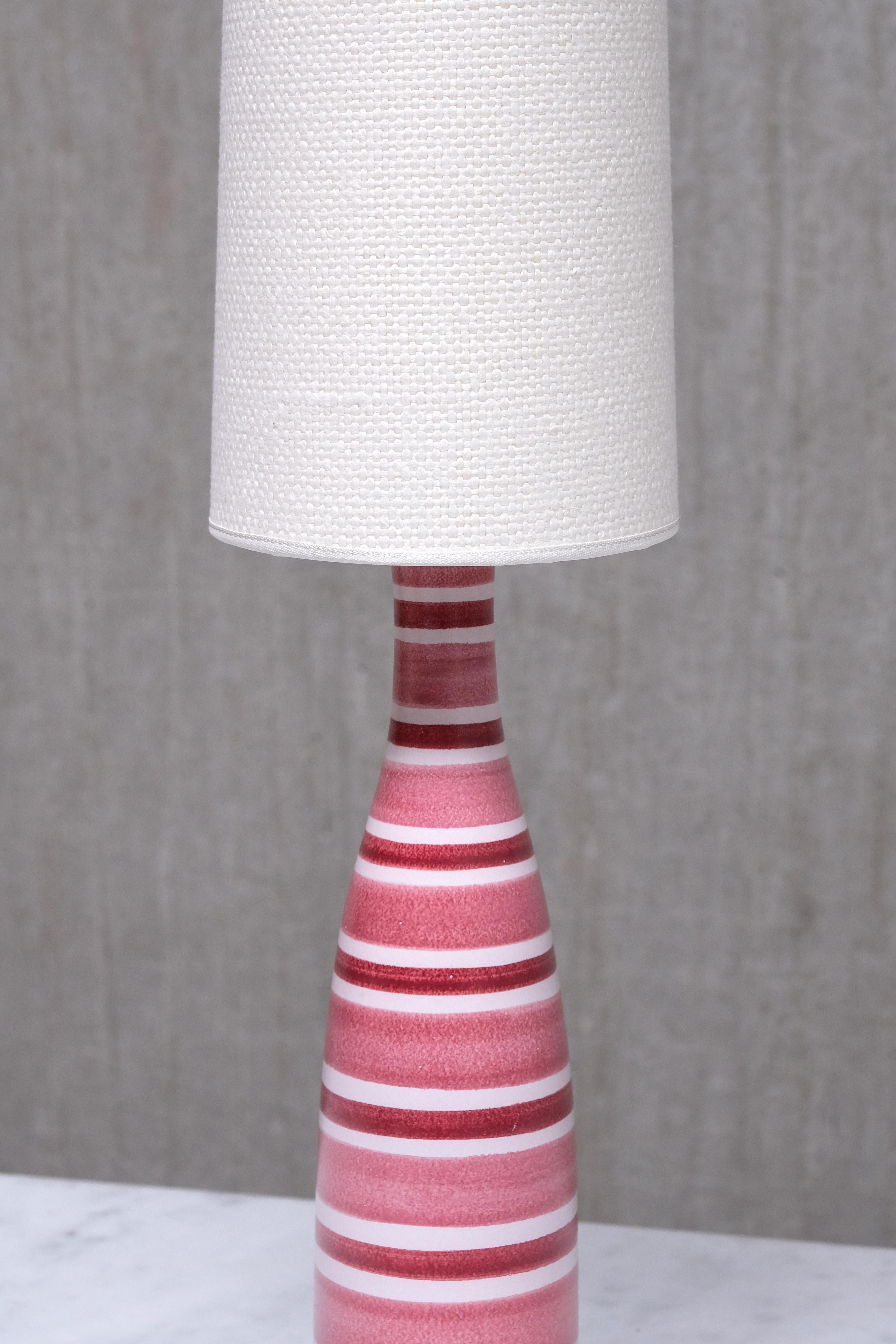 Lampada da tavolo in maiolica a strisce rosa e rosse di Stig Lindberg, Gustavsberg, Svezia, anni '50 In condizioni buone in vendita a The Hague, NL