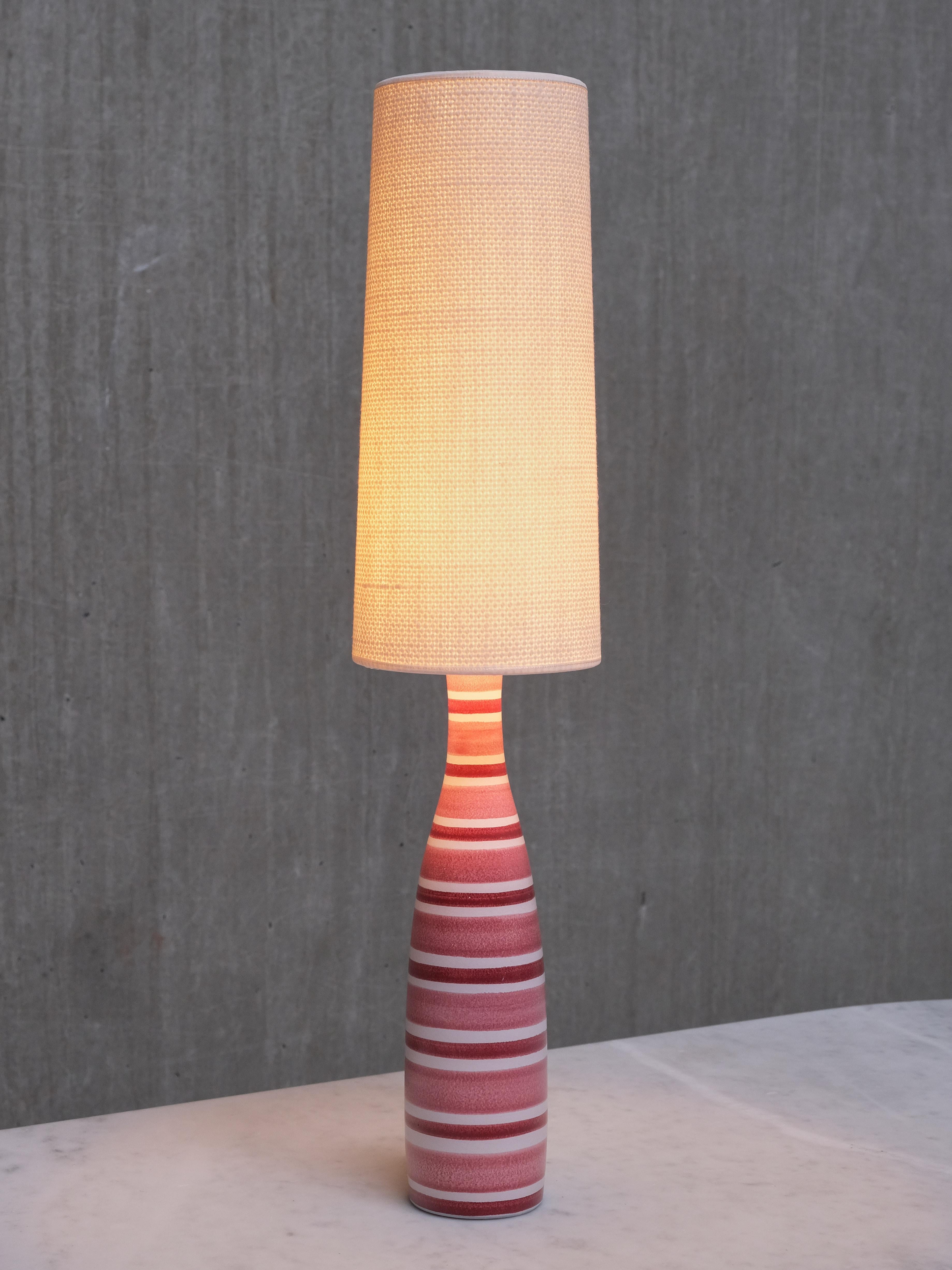 Metà XX secolo Lampada da tavolo in maiolica a strisce rosa e rosse di Stig Lindberg, Gustavsberg, Svezia, anni '50 in vendita