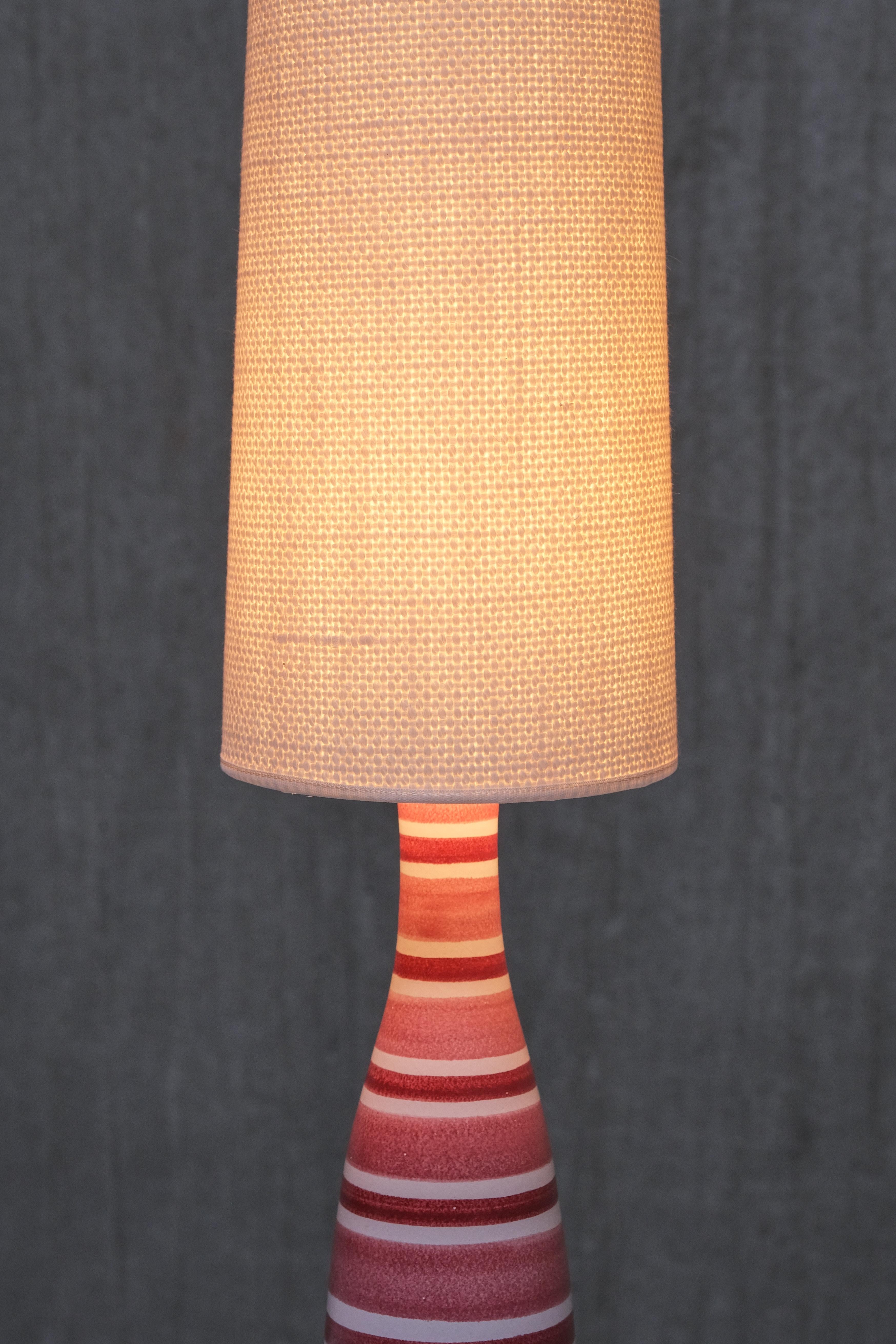 Faenza Lampada da tavolo in maiolica a strisce rosa e rosse di Stig Lindberg, Gustavsberg, Svezia, anni '50 in vendita