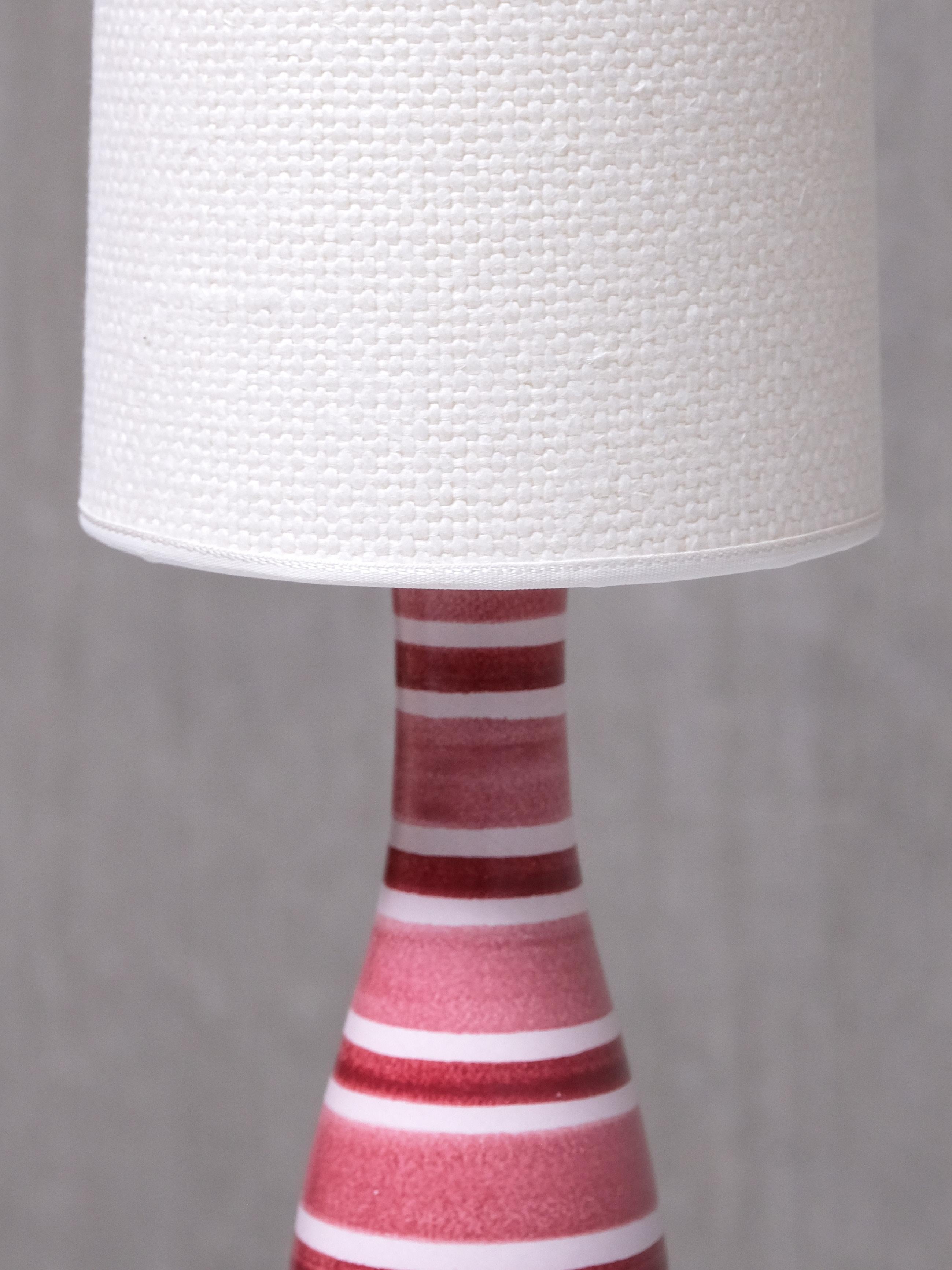 Lampada da tavolo in maiolica a strisce rosa e rosse di Stig Lindberg, Gustavsberg, Svezia, anni '50 in vendita 1