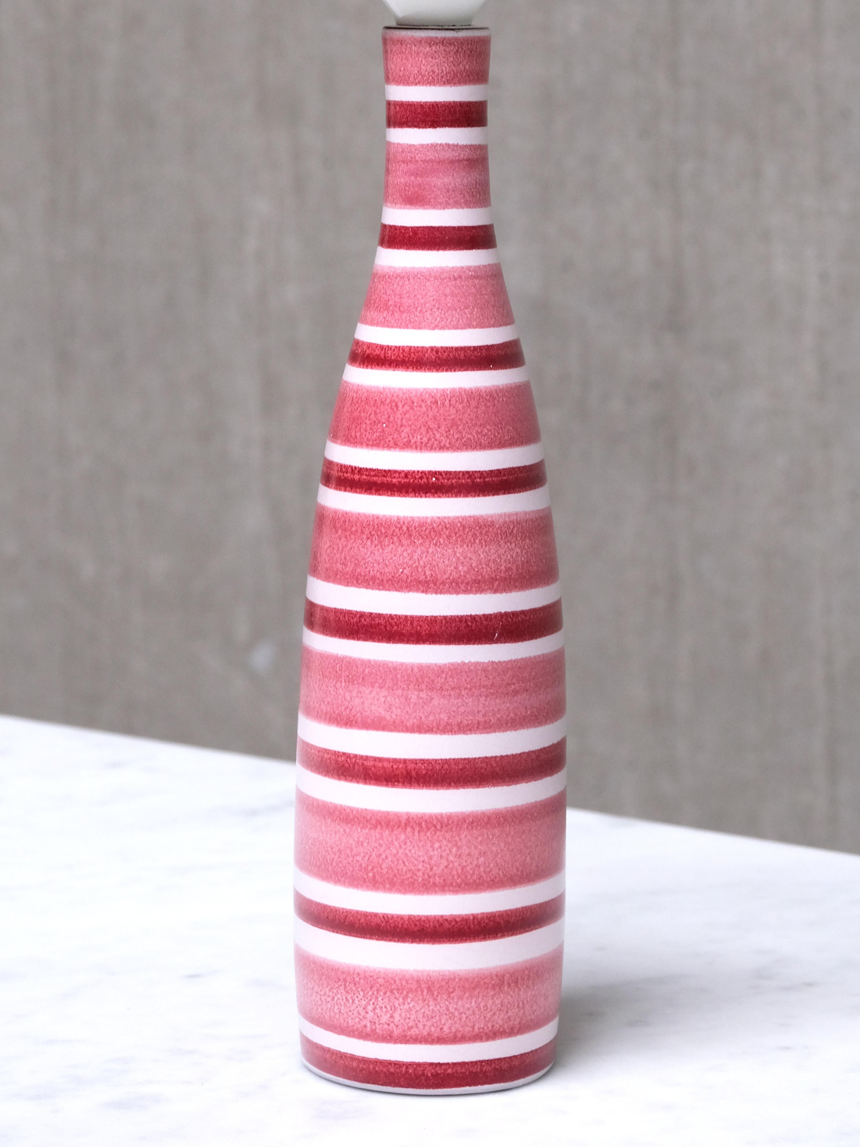 Lampada da tavolo in maiolica a strisce rosa e rosse di Stig Lindberg, Gustavsberg, Svezia, anni '50 in vendita 2