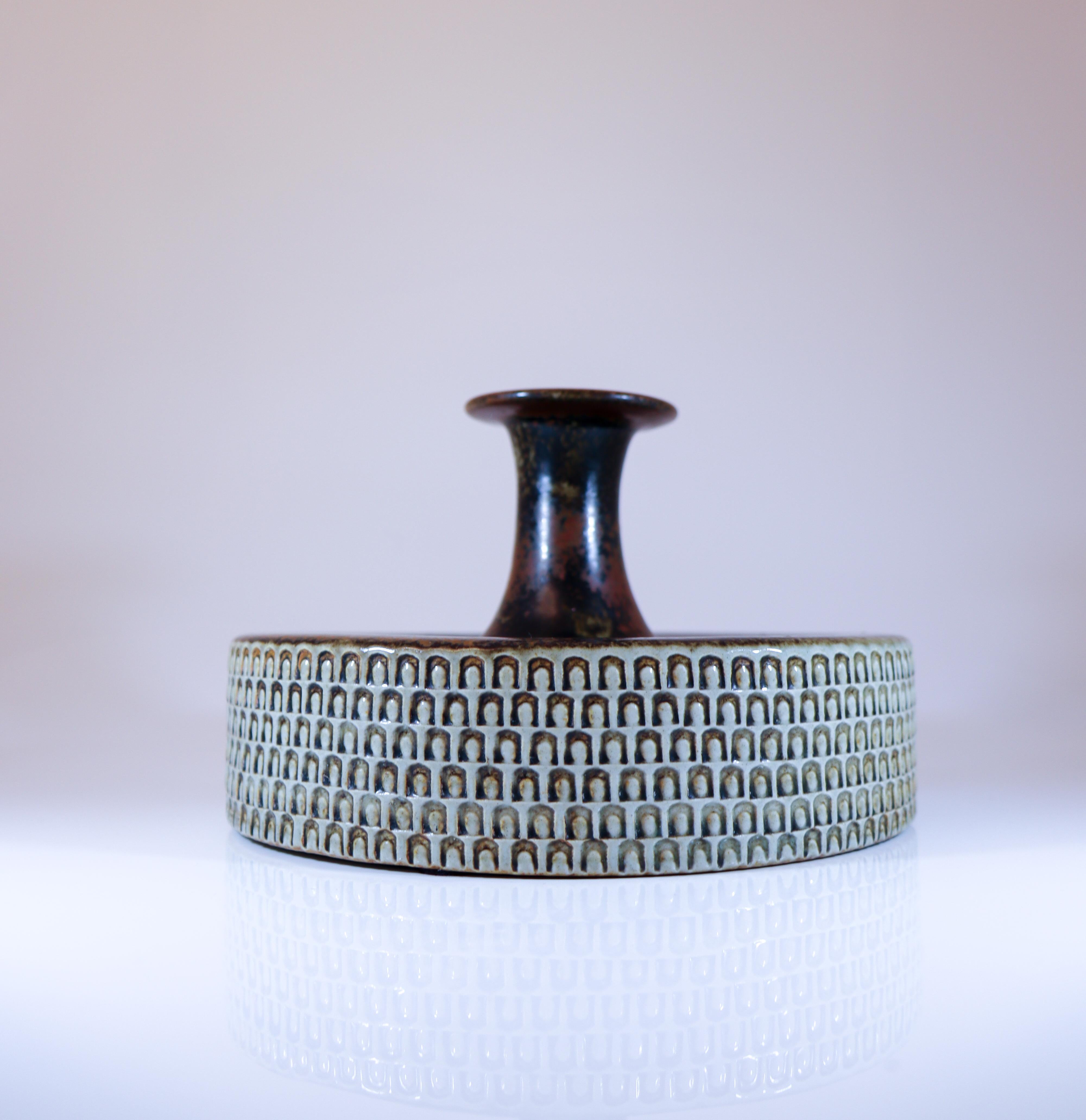 Un joli vase en grès conçu par Stig Lindberg à Gustavsberg. Le vase mesure 13,5 cm de haut et 21,5 cm de diamètre. Il est en excellent état et porte le marquage ci-dessous.

Stig Lindberg est l'un des designers les plus connus de Suède. Au fil des