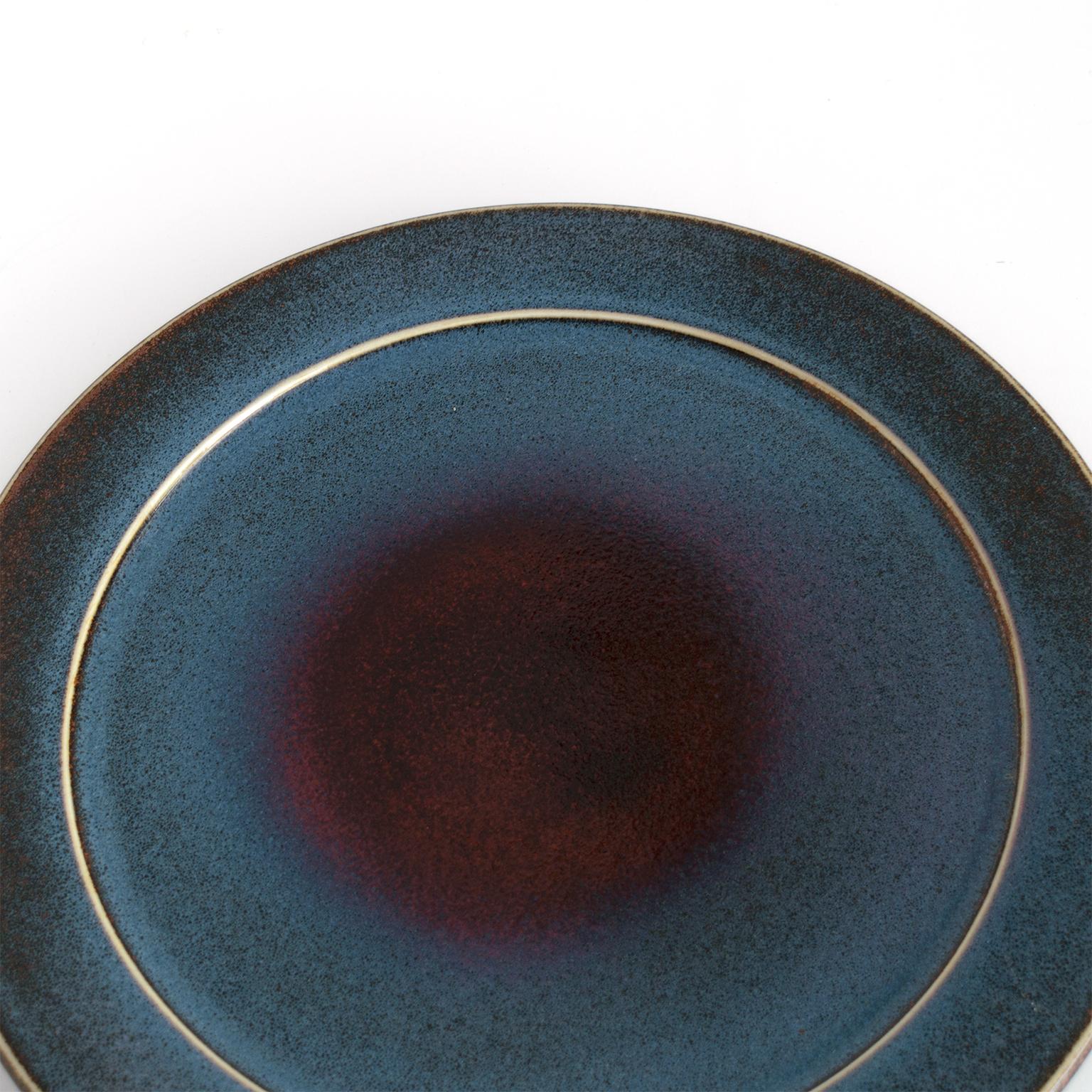 A unique Scandinavian Modern ceramic studio charger by Stig Lindberg for Gustavsberg. Signed and dated 1980.

Measures: Diameter 16.5