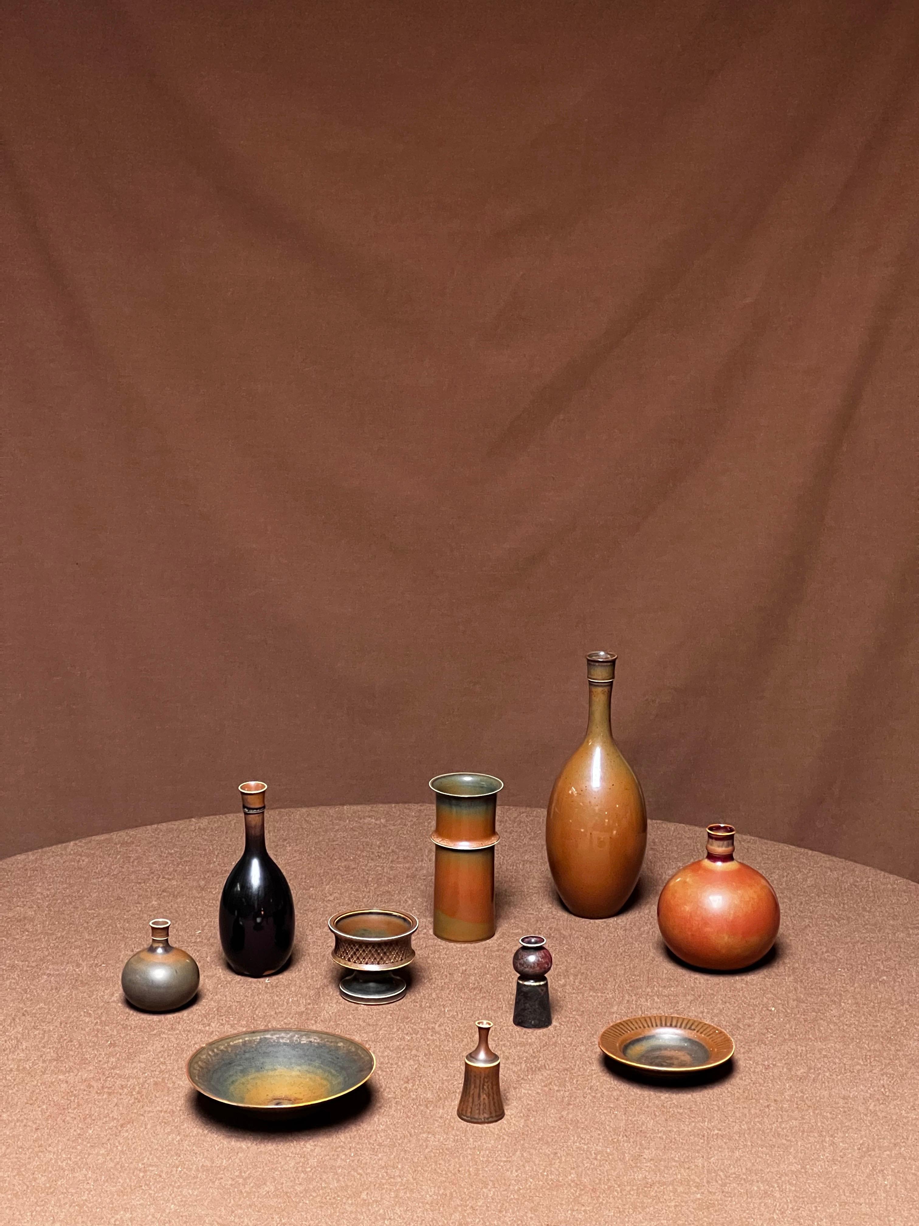 Ensemble de 10 émaux bruns du maître suédois Stig Lindberg de tailles et de formes variées. Du brun clair au brun foncé. Il a fallu quelques années pour achever cette série. 

Stig Lindberg (17 août 1916 à Umeå, Suède - 7 avril 1982 à San Felice
