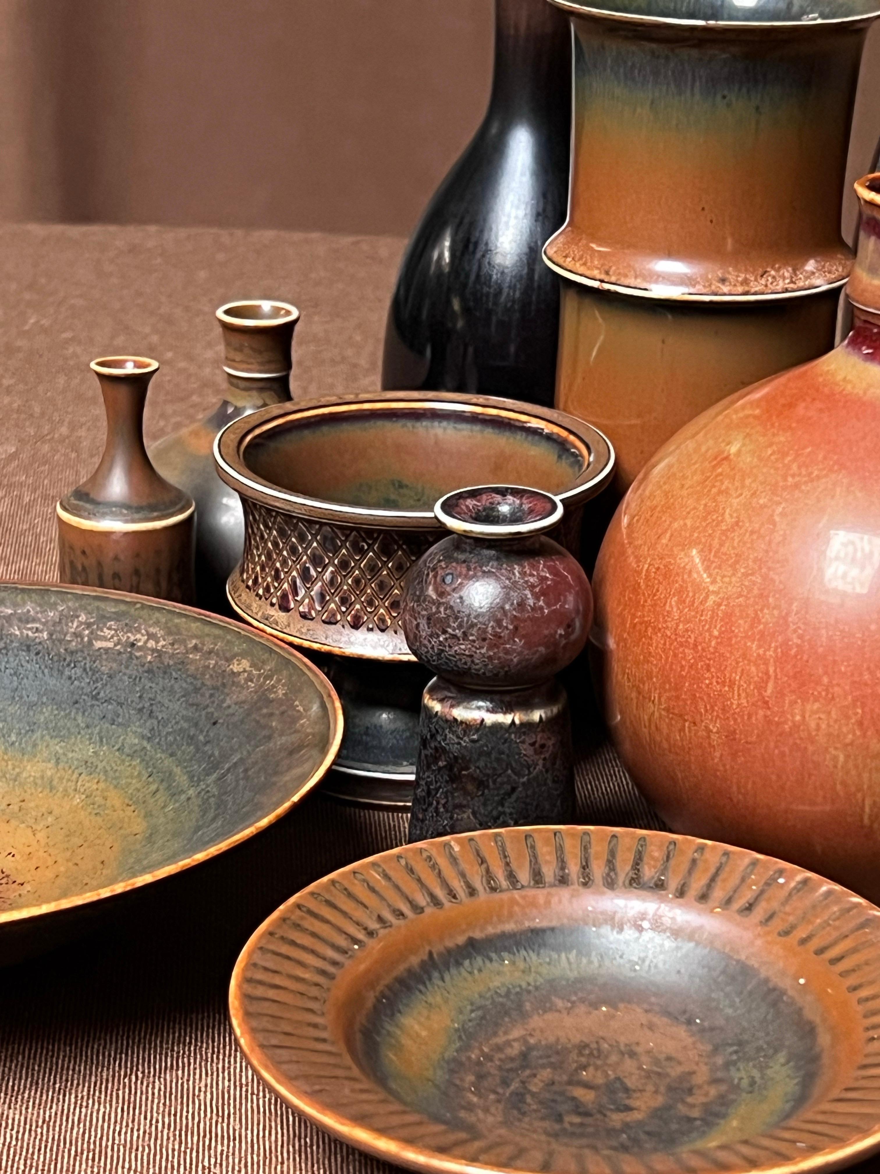 Milieu du XXe siècle Stig Lindberg Set de 10 céramiques uniques à glaçure Brown Made by Hand Sweden 60s en vente