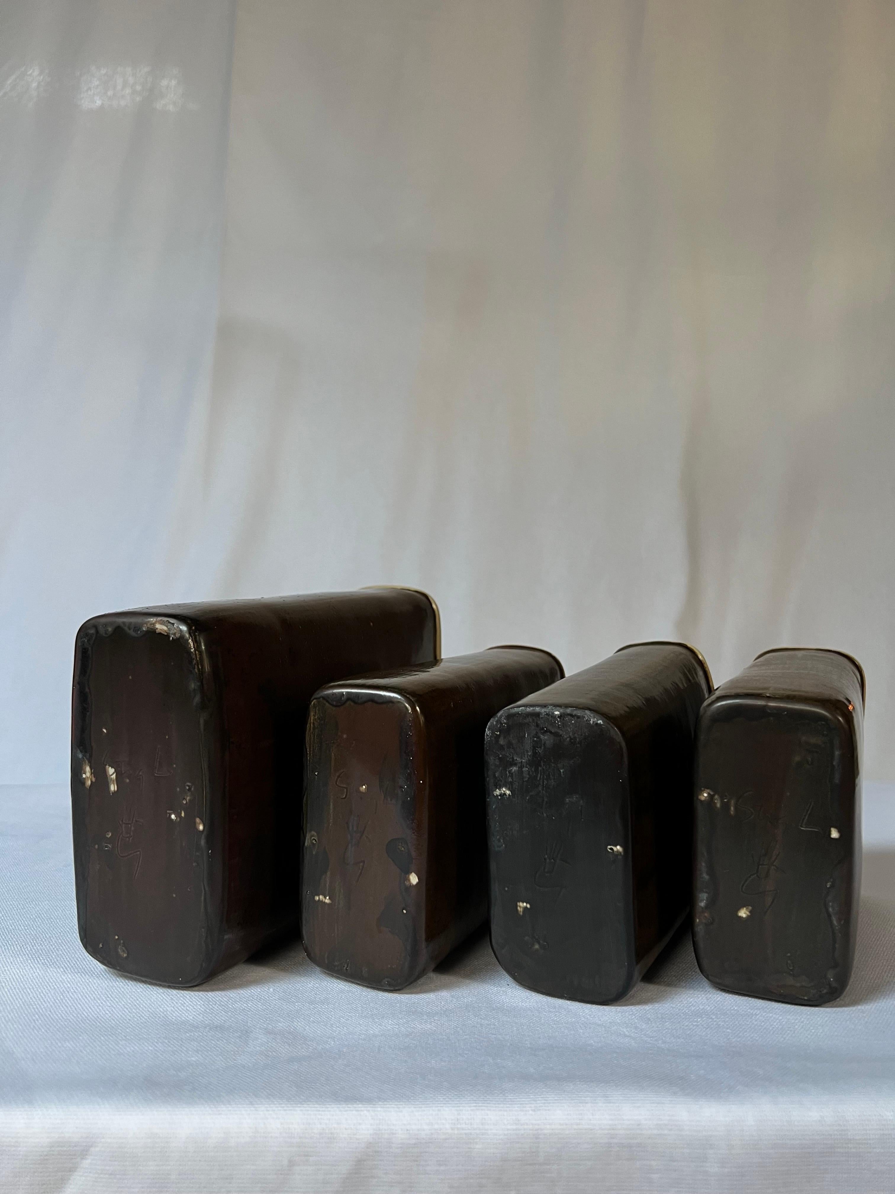Stig Lindberg Set de 4 céramiques uniques en émail Brown Made by Hand Sweden 60s Bon état - En vente à Forest, BE