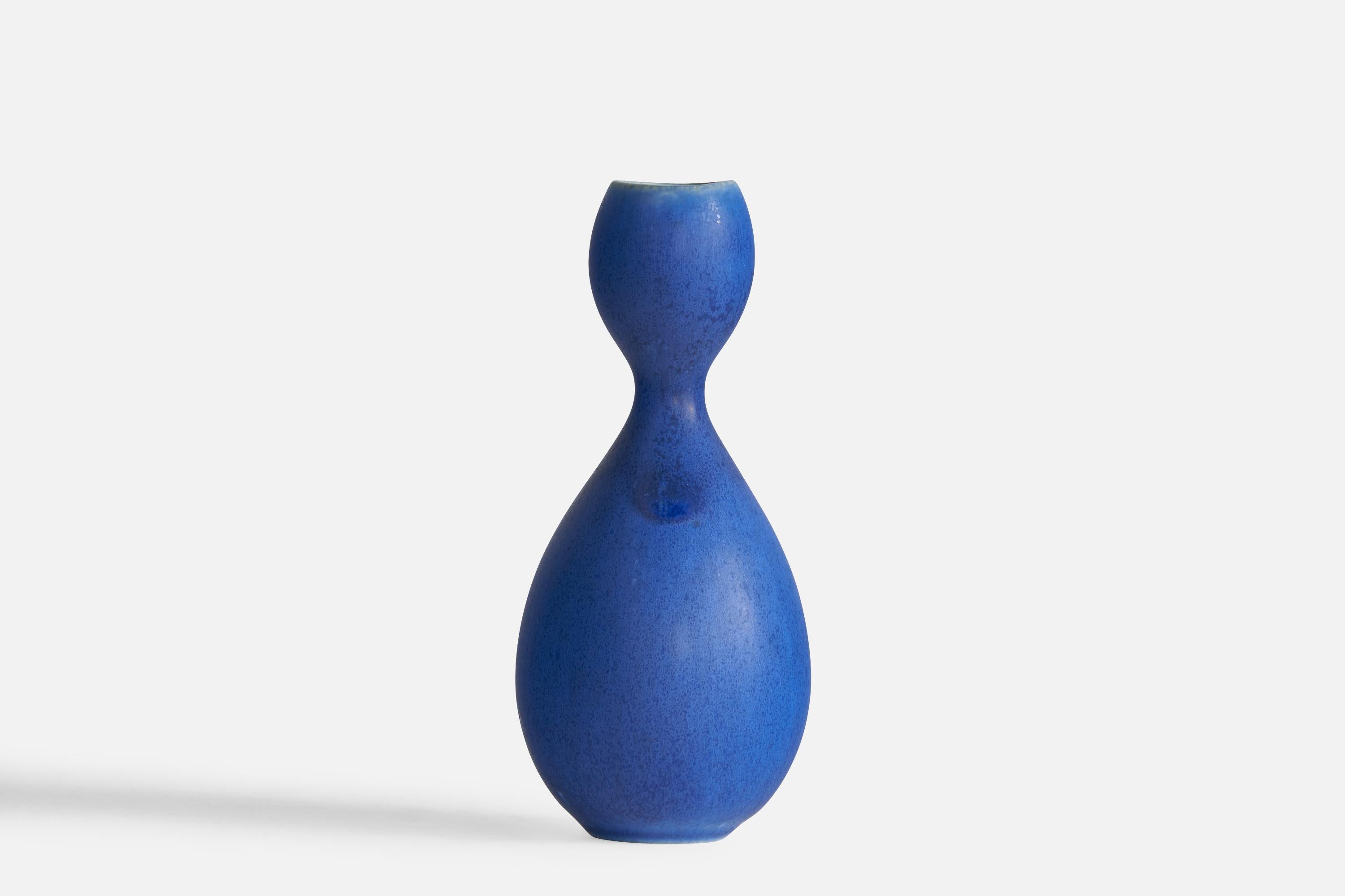 Stig Lindberg, Small Organic Vase, Ceramic, Sweden, 1950s In Good Condition For Sale In High Point, NC
