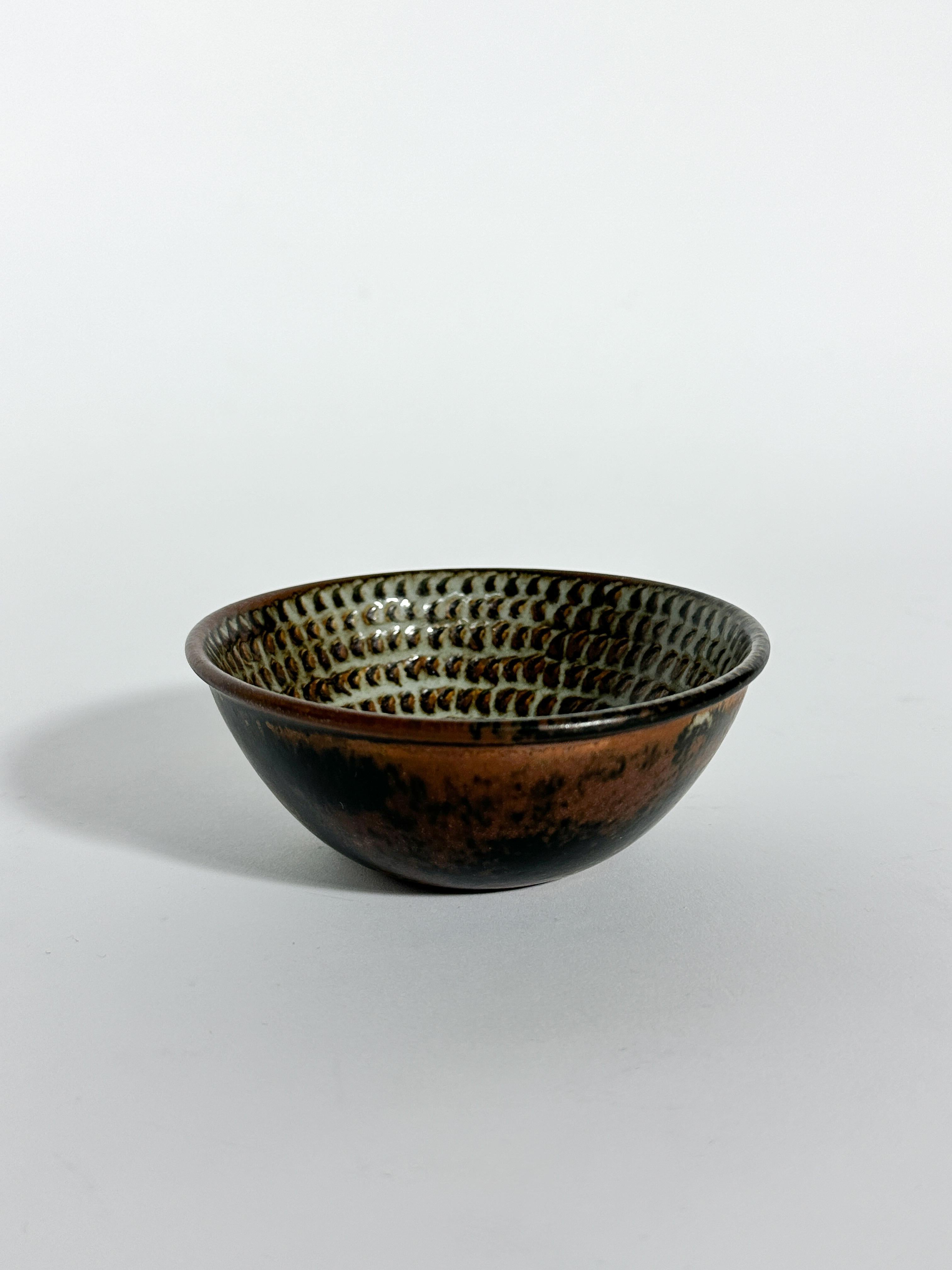 Unica piccola ciotola di Stig Lindberg, in gres smaltato con motivo a scacchi, realizzata a mano nel suo laboratorio di Gustavsberg in Svezia nel 1967. 

Diametro: 11 cm
Altezza: 4.5 cm