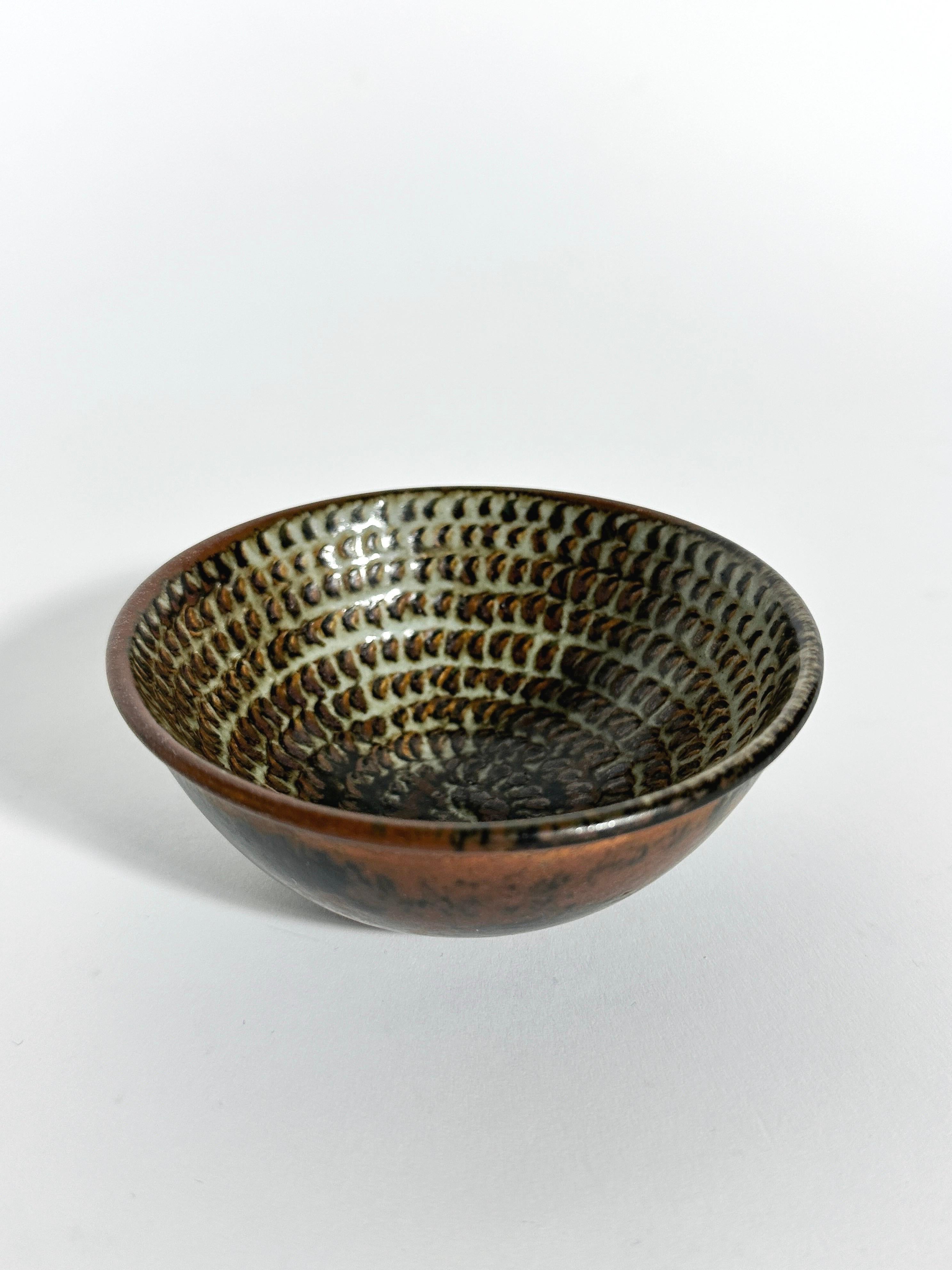 Scandinavo moderno Ciotola in gres di Stig Lindberg con motivo a scacchiera verde Gustavsberg Svezia 1967 in vendita