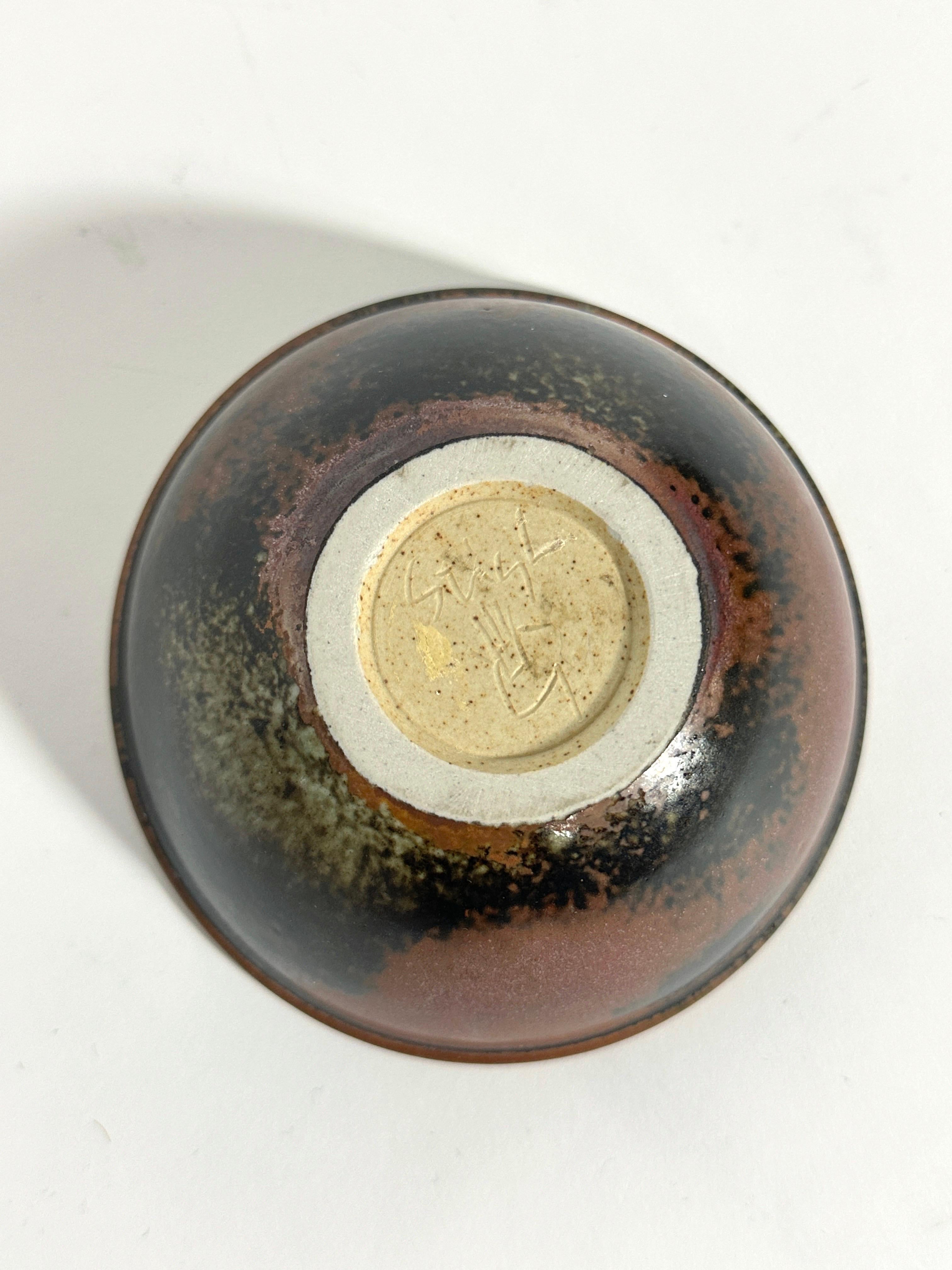 Metà XX secolo Ciotola in gres di Stig Lindberg con motivo a scacchiera verde Gustavsberg Svezia 1967 in vendita