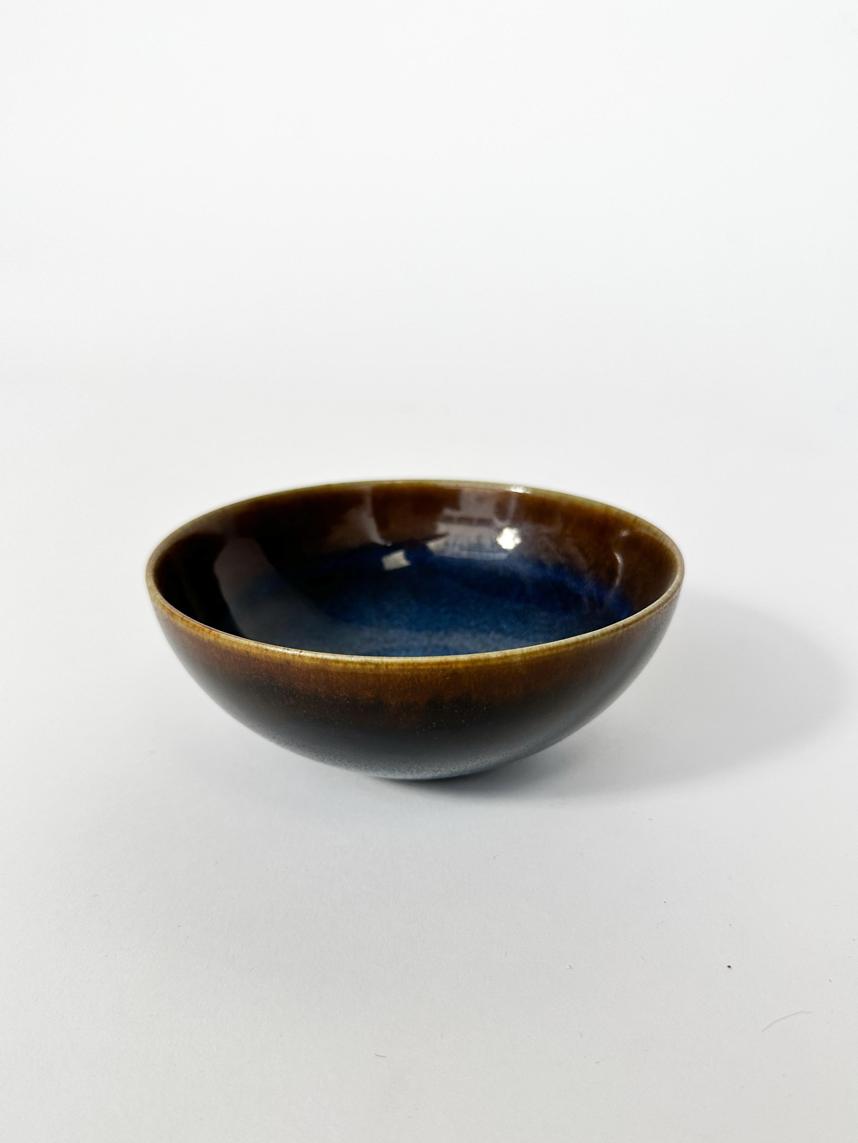 Mid-Century moderno Ciotola in gres di Stig Lindberg Gustavsberg Svezia 1961 in vendita