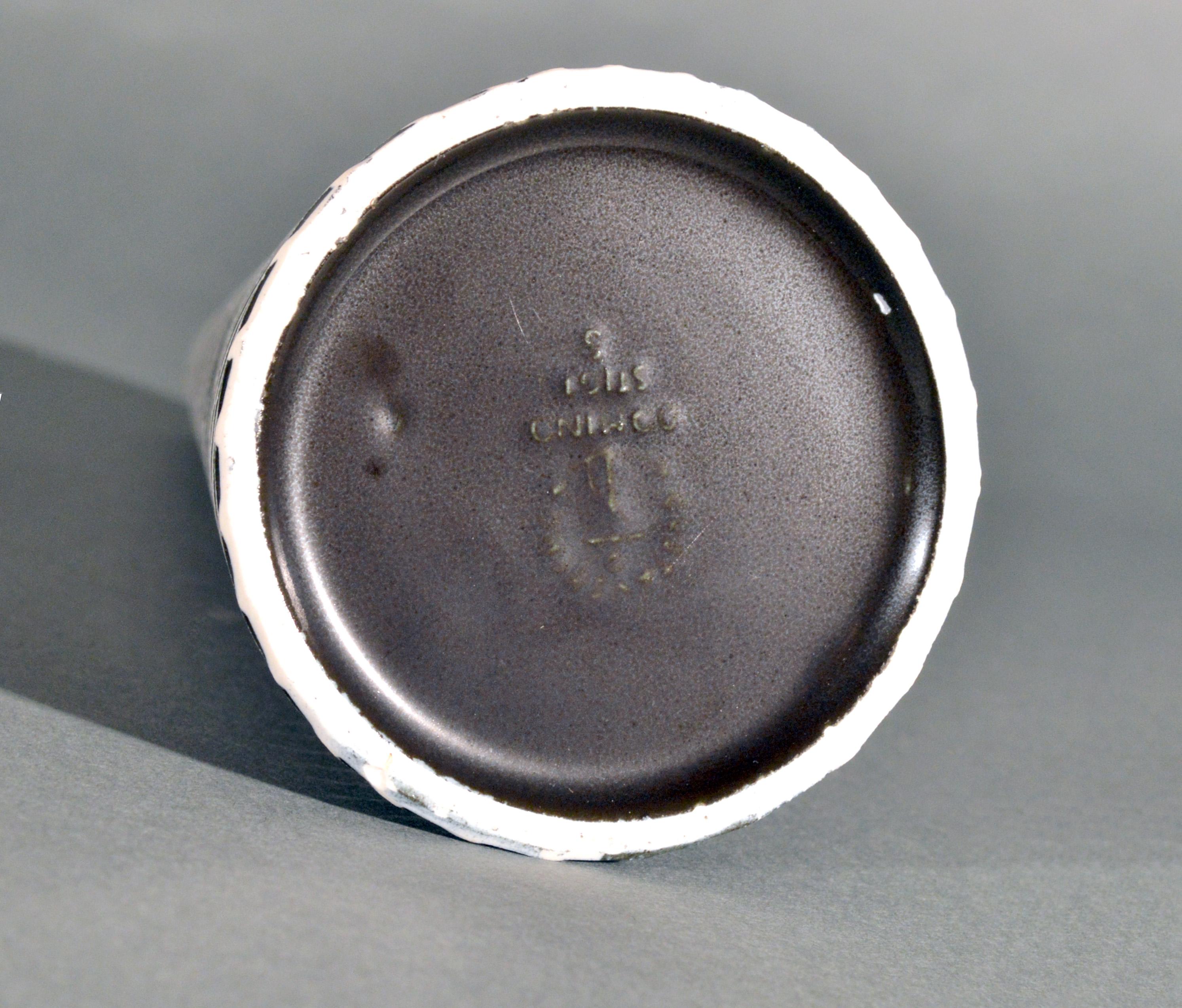 Vaso conico in gres di Stig Lindberg - Serie Domino,
Nero/Bianco,
Gustavsberg,
1954

Il vaso conico con un motivo lineare in rilievo e uno smalto nero lucido è stato progettato come parte della serie Domino nel 1954. Questa serie è stata
